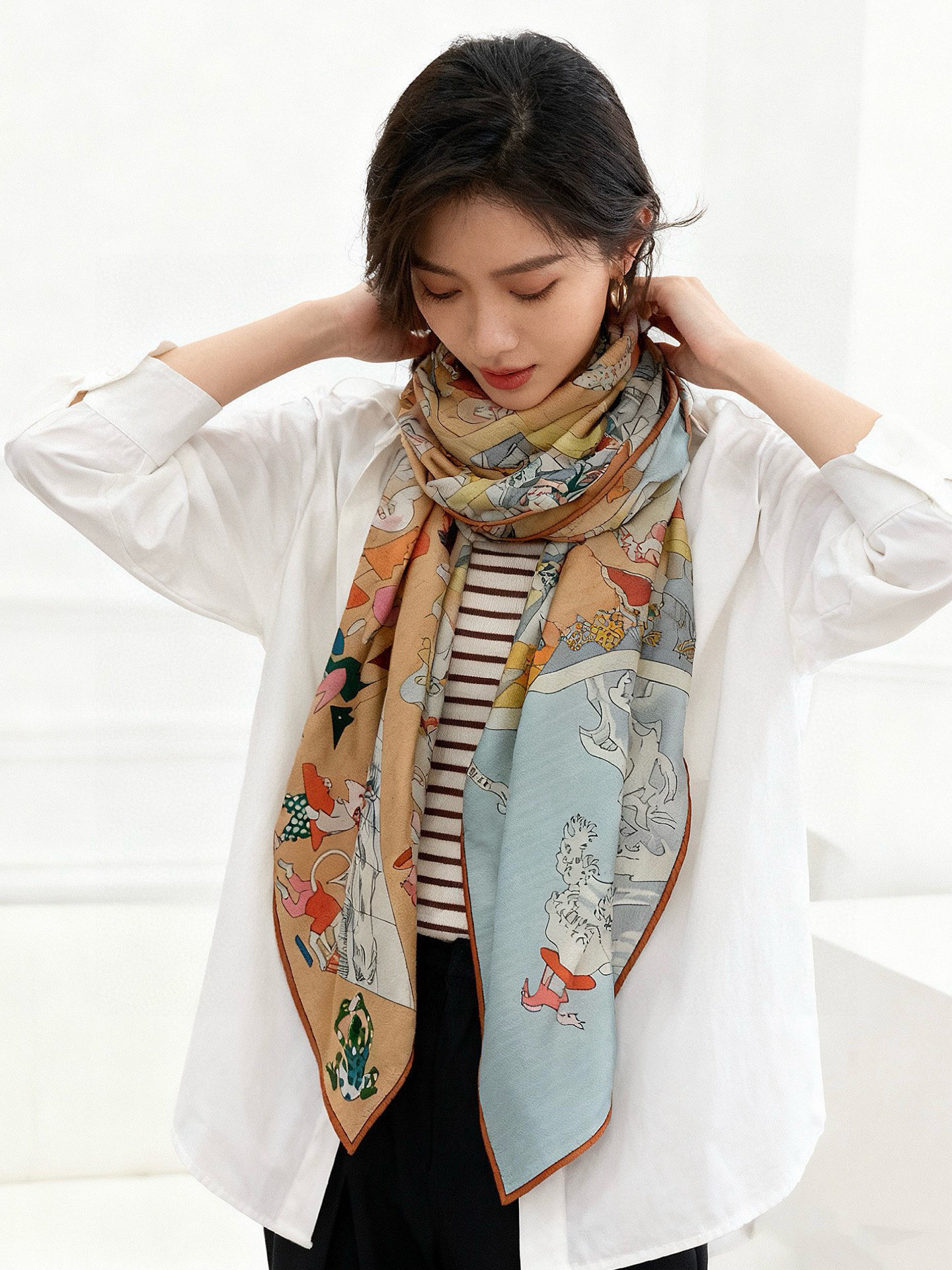 “马术学院”140双面同色丝绒披肩～Hermes 手工卷边丝绒方巾（30%桑蚕丝70%羊绒）这款爱马仕的