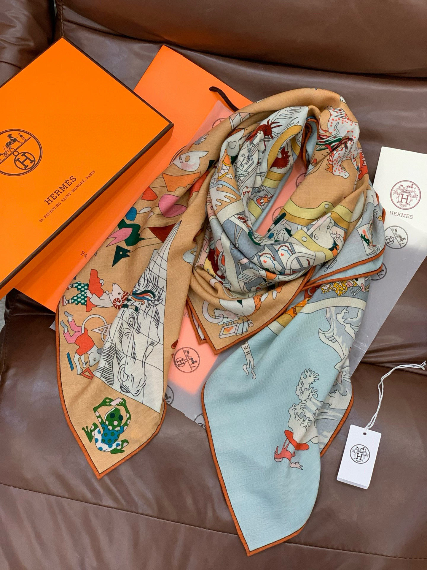 “马术学院”140双面同色丝绒披肩～Hermes 手工卷边丝绒方巾（30%桑蚕丝70%羊绒）这款爱马仕的