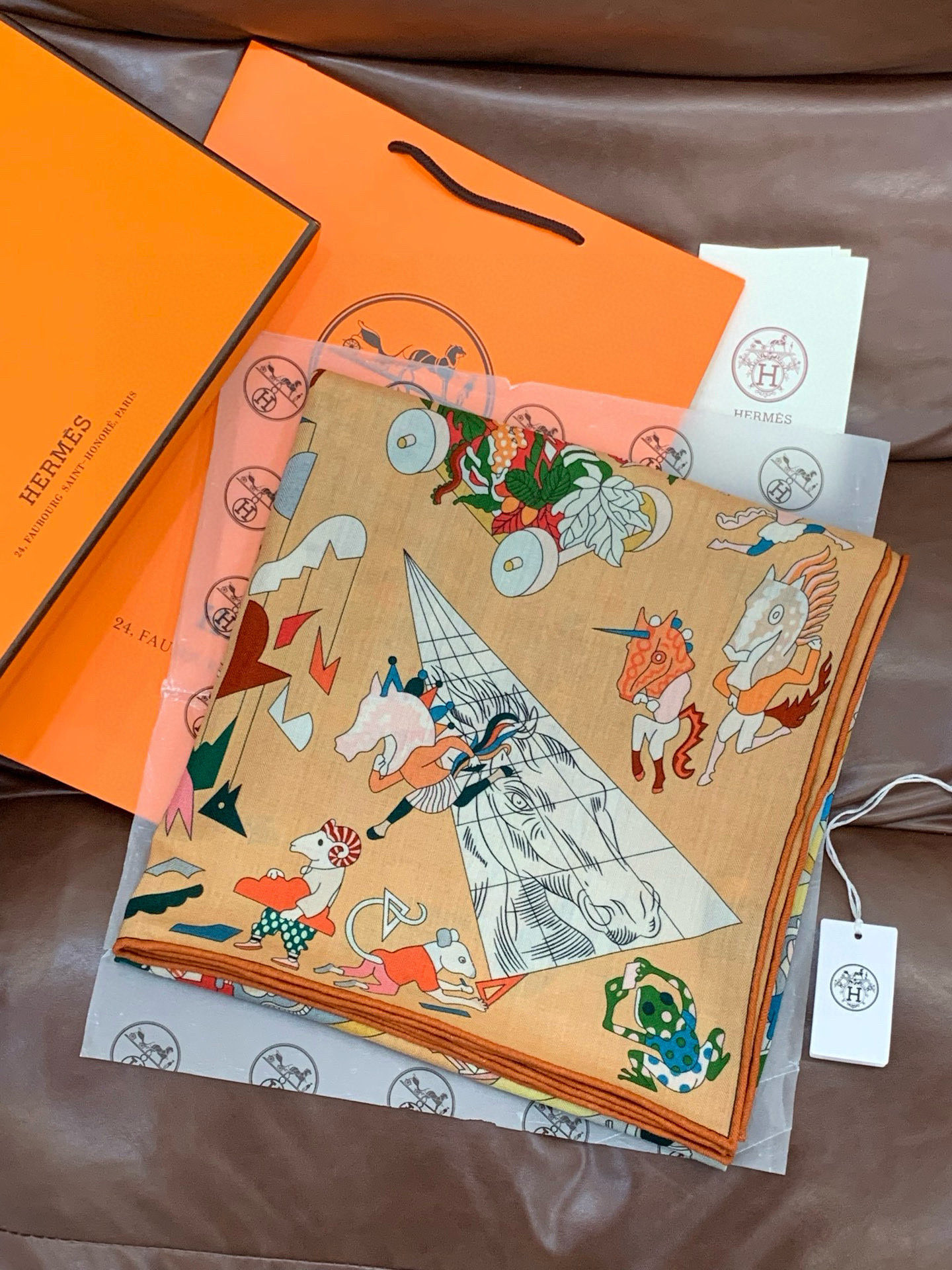 “马术学院”140双面同色丝绒披肩～Hermes 手工卷边丝绒方巾（30%桑蚕丝70%羊绒）这款爱马仕的