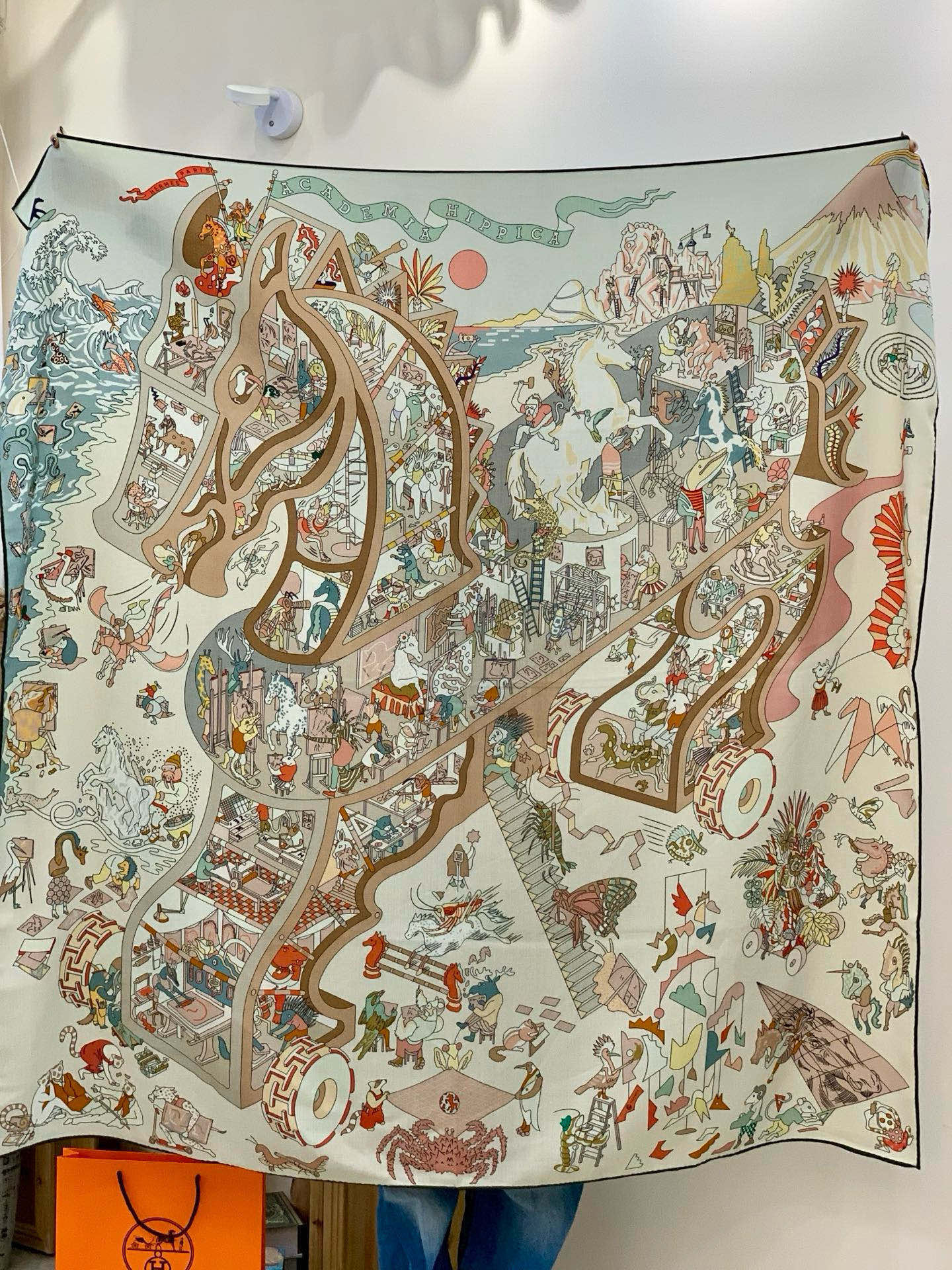 “马术学院”140双面同色丝绒披肩～Hermes 手工卷边丝绒方巾（30%桑蚕丝70%羊绒）这款爱马仕的