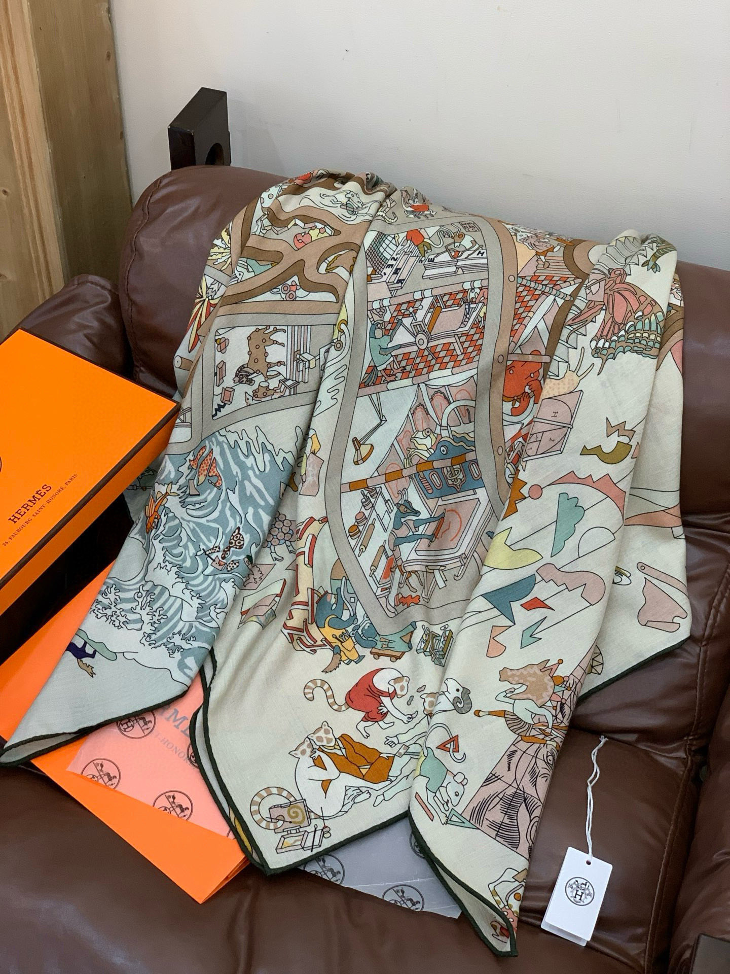 “马术学院”140双面同色丝绒披肩～Hermes 手工卷边丝绒方巾（30%桑蚕丝70%羊绒）这款爱马仕的