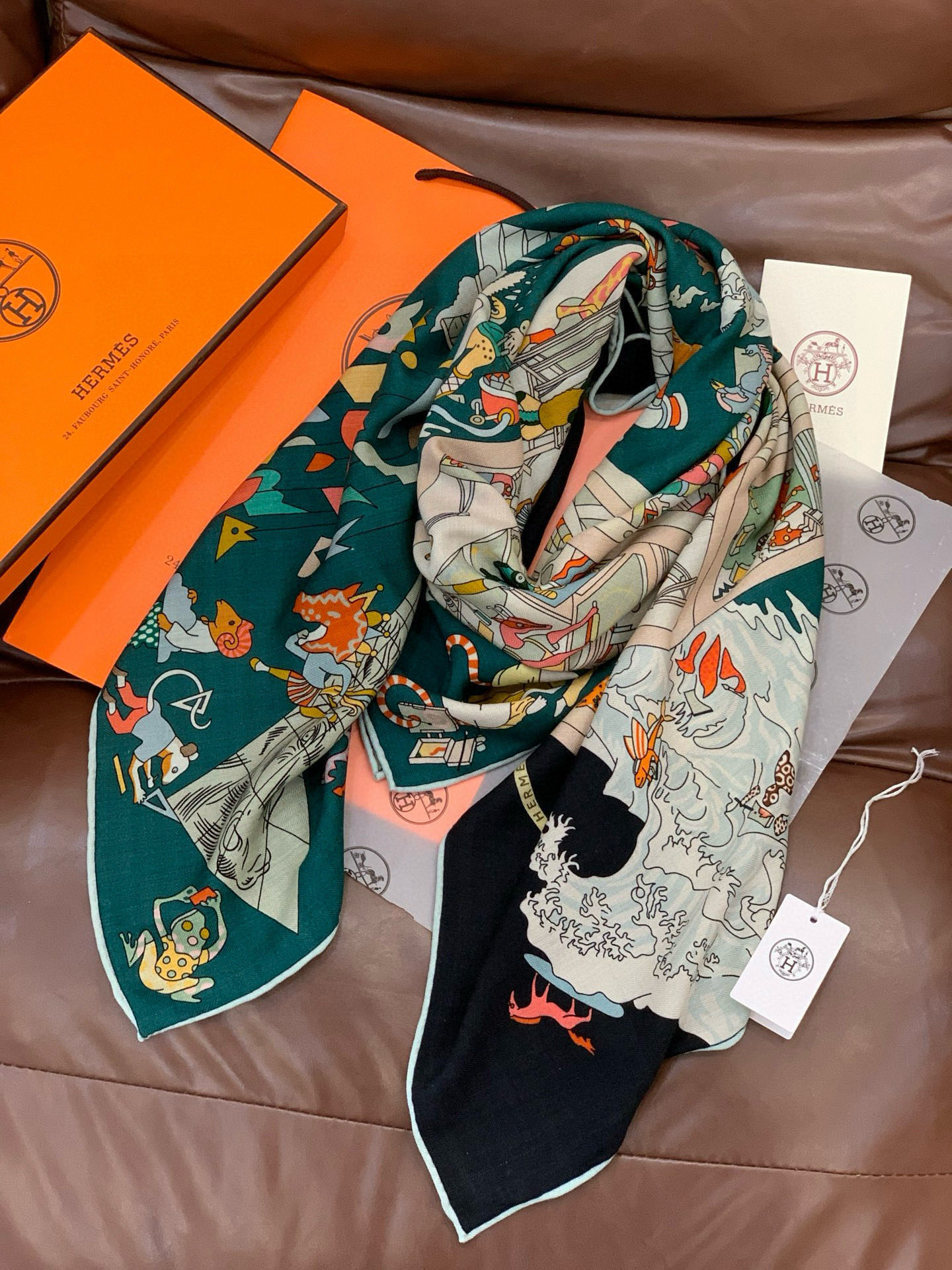 “马术学院”140双面同色丝绒披肩～Hermes 手工卷边丝绒方巾（30%桑蚕丝70%羊绒）这款爱马仕的