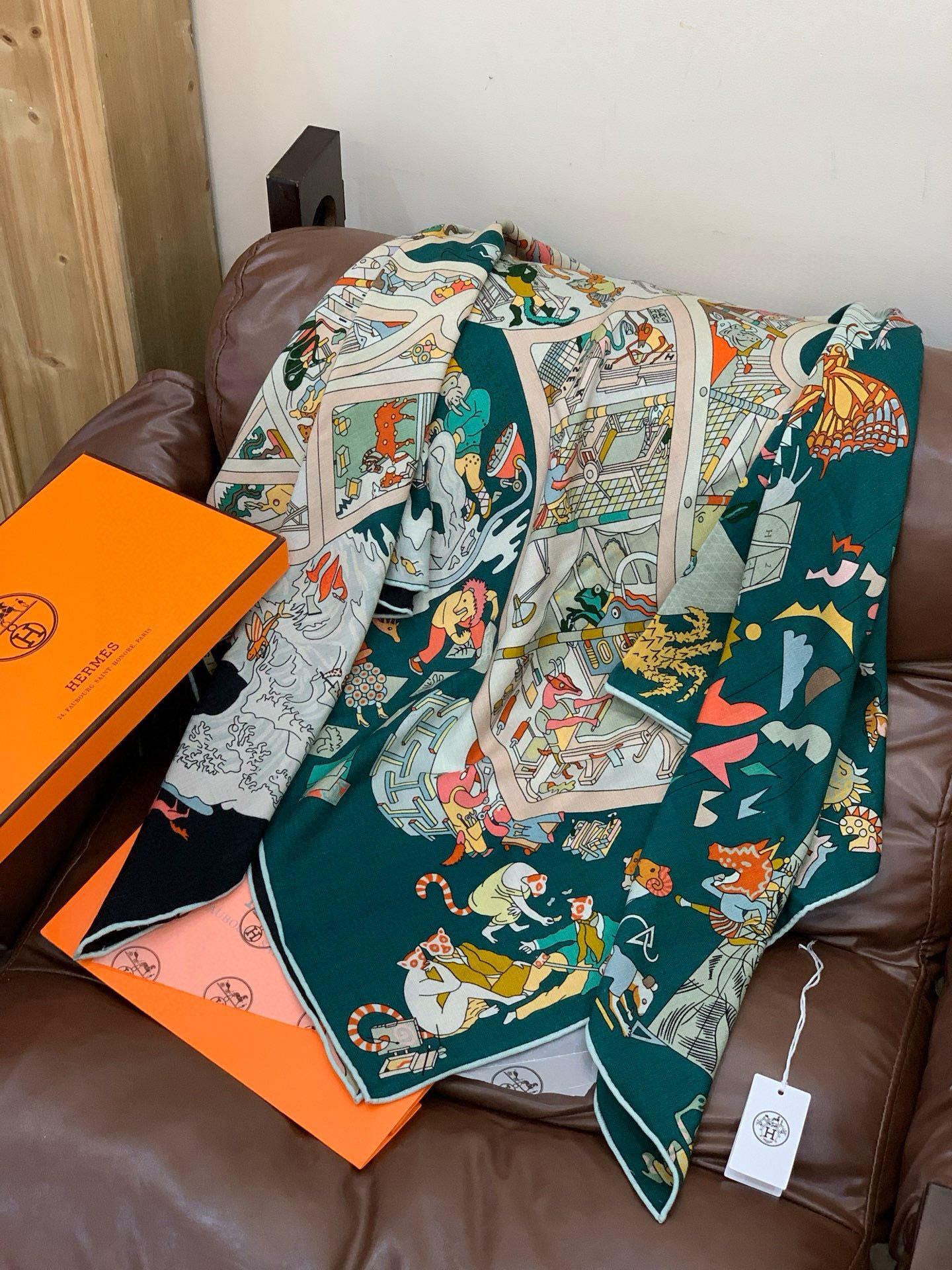 “马术学院”140双面同色丝绒披肩～Hermes 手工卷边丝绒方巾（30%桑蚕丝70%羊绒）这款爱马仕的