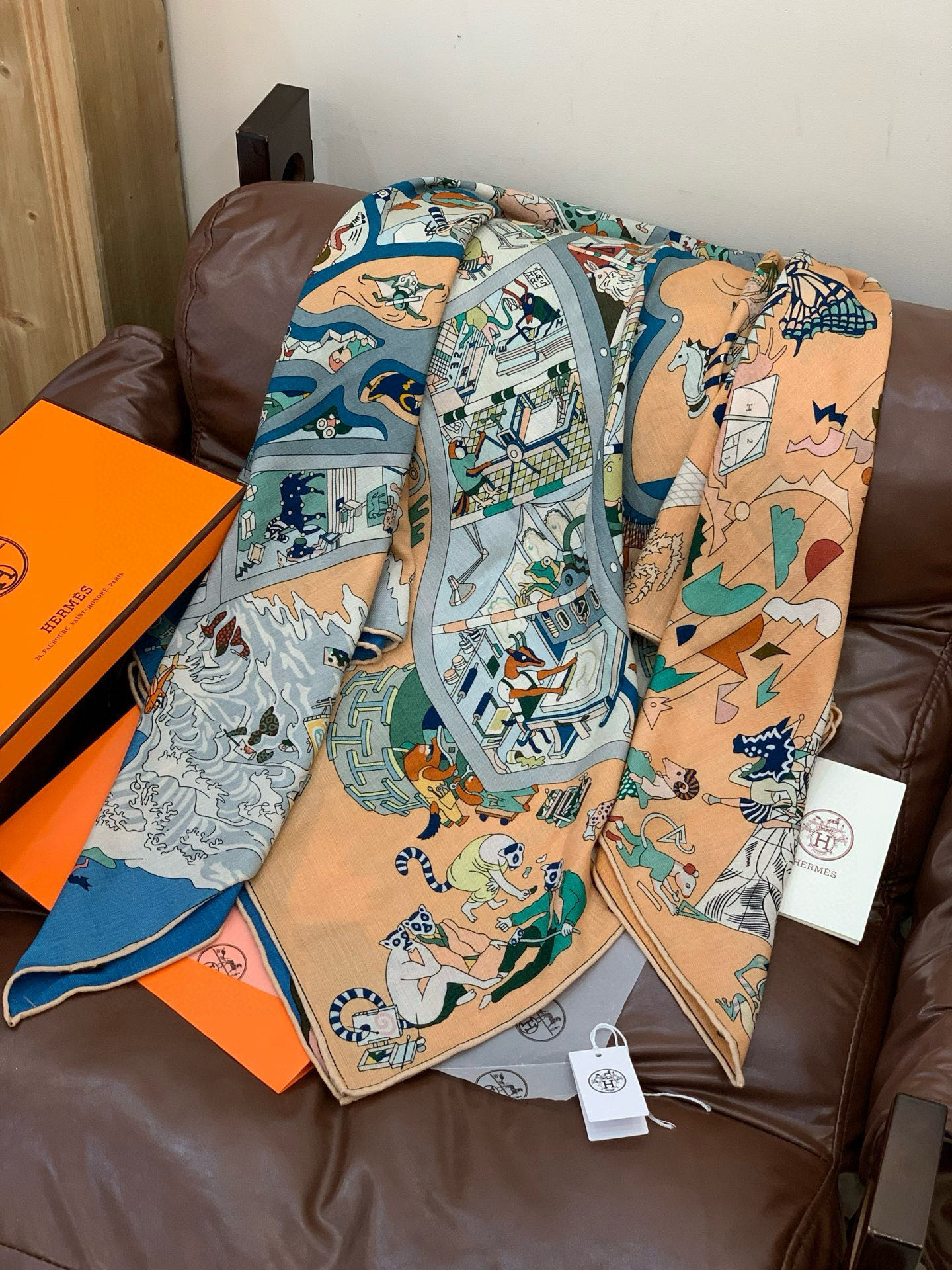 “马术学院”140双面同色丝绒披肩～Hermes 手工卷边丝绒方巾（30%桑蚕丝70%羊绒）这款爱马仕的