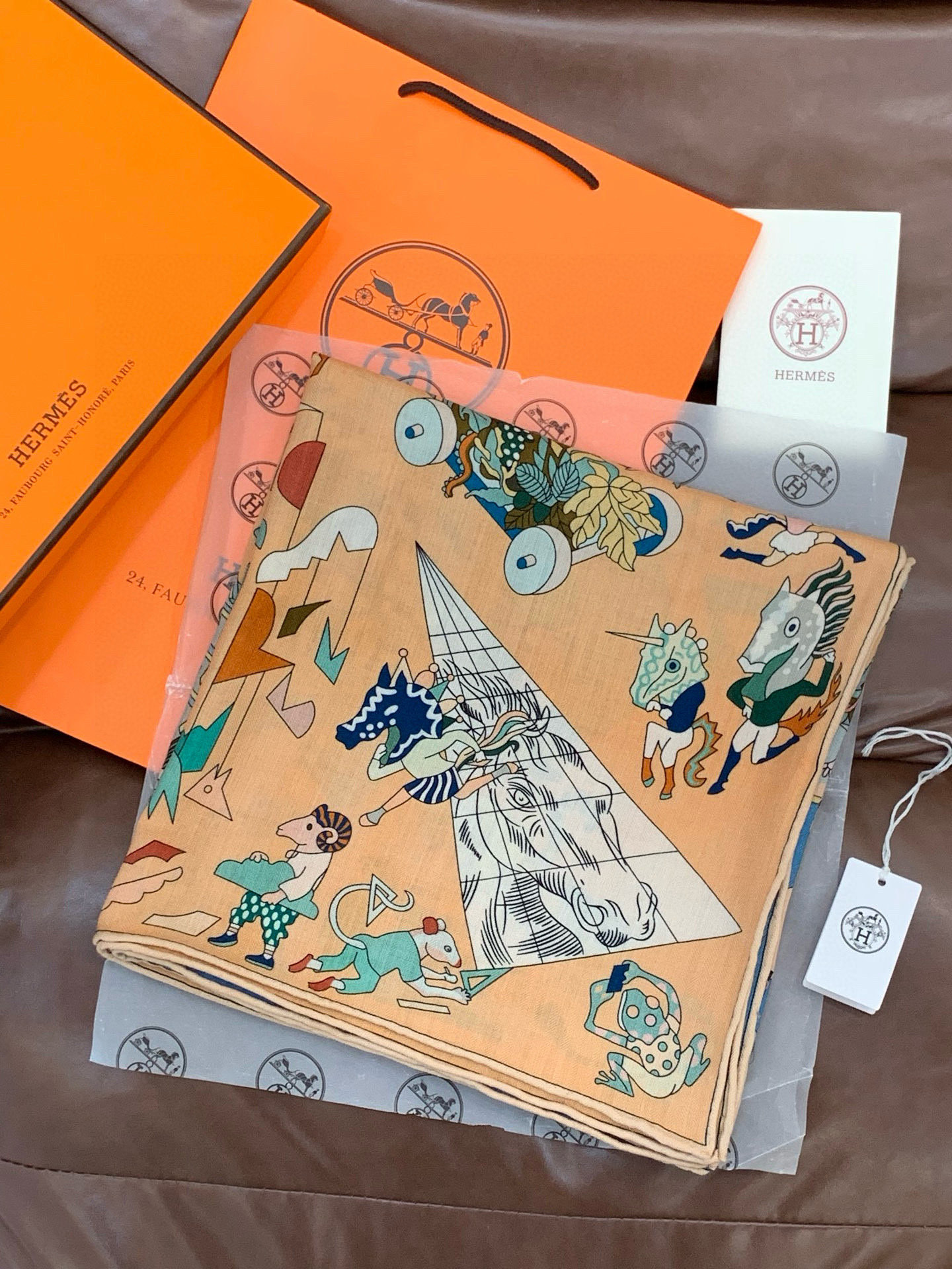 “马术学院”140双面同色丝绒披肩～Hermes 手工卷边丝绒方巾（30%桑蚕丝70%羊绒）这款爱马仕的