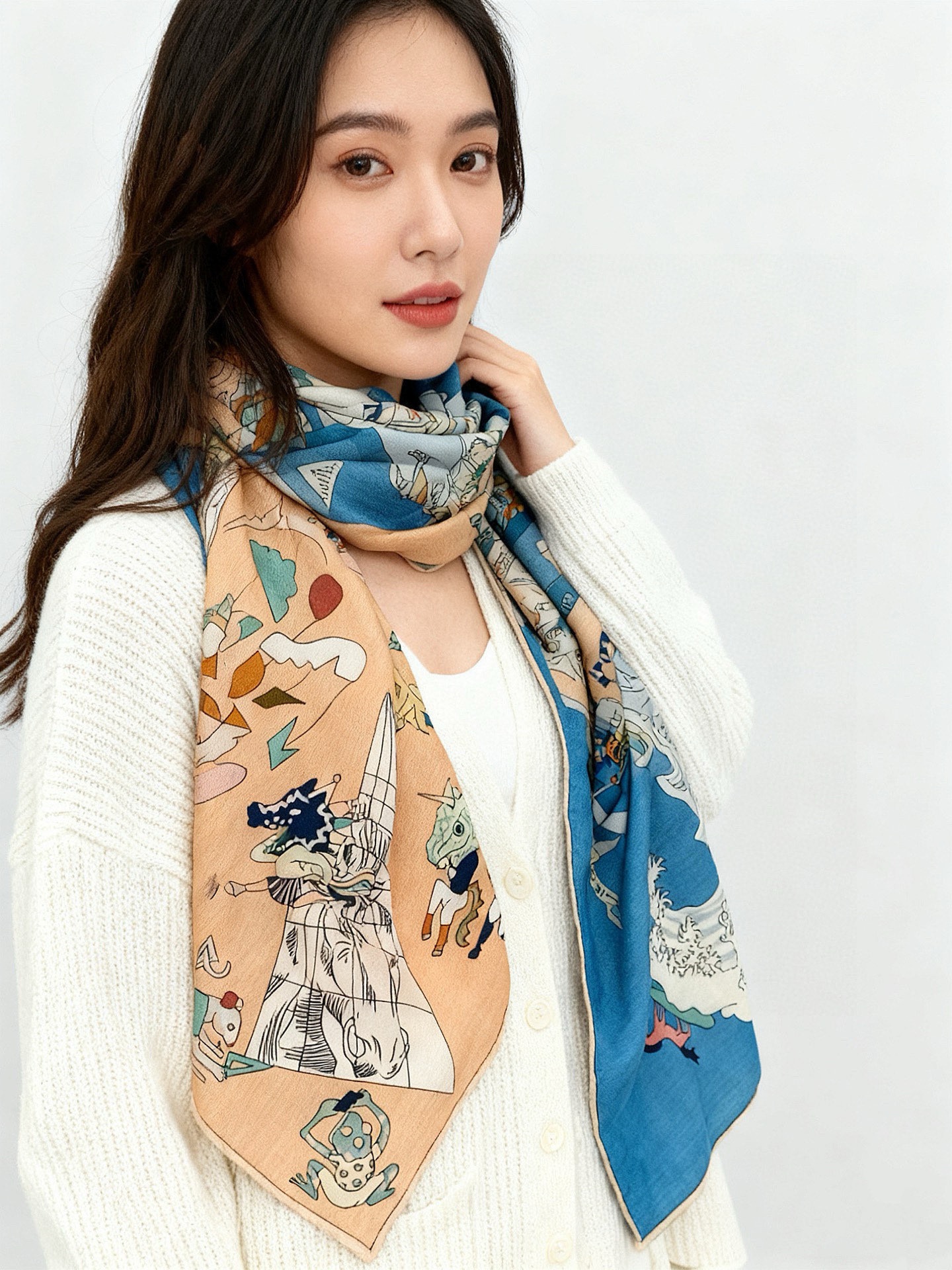 “马术学院”140双面同色丝绒披肩～Hermes 手工卷边丝绒方巾（30%桑蚕丝70%羊绒）这款爱马仕的