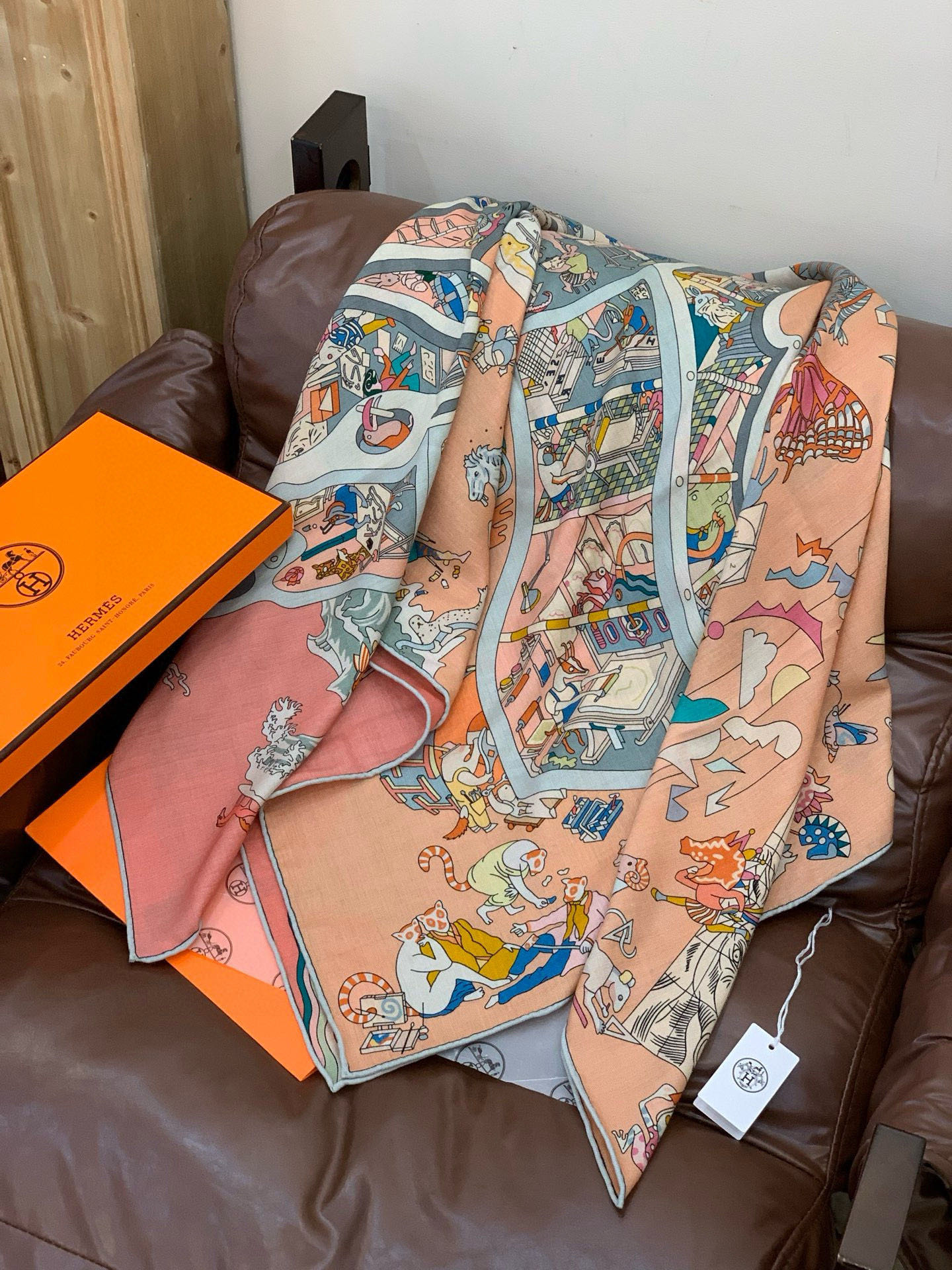 “马术学院”140双面同色丝绒披肩～Hermes 手工卷边丝绒方巾（30%桑蚕丝70%羊绒）这款爱马仕的