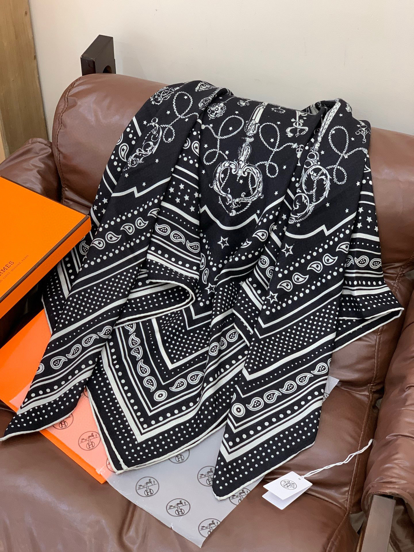 羊绒新款🆕👏👏买了都说好看‼️推荐💕爱马仕双面同色羊绒方巾【双面同色140】，顶级工艺超值‼️爱马仕专柜