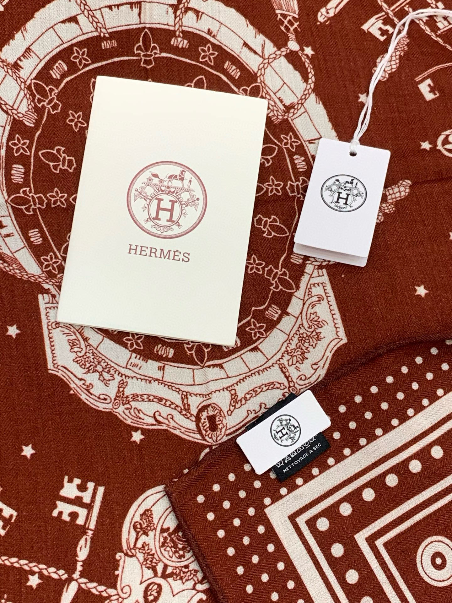 羊绒新款🆕👏👏买了都说好看‼️推荐💕爱马仕双面同色羊绒方巾【双面同色140】，顶级工艺超值‼️爱马仕专柜