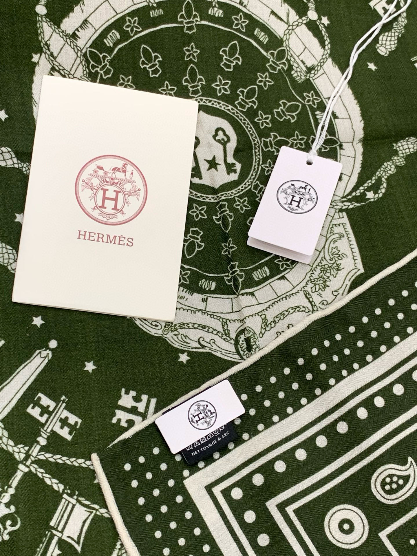 羊绒新款🆕👏👏买了都说好看‼️推荐💕爱马仕双面同色羊绒方巾【双面同色140】，顶级工艺超值‼️爱马仕专柜