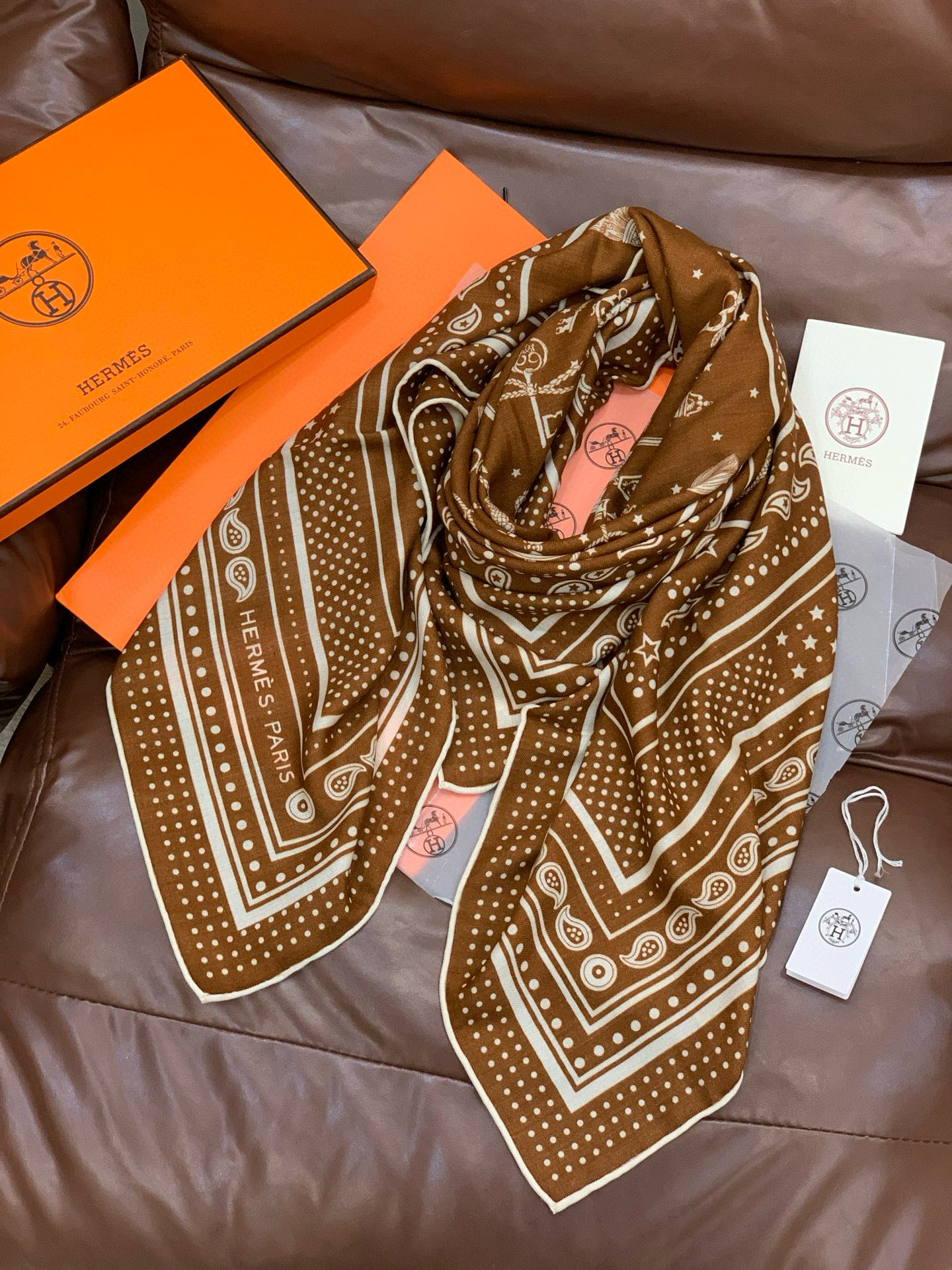 羊绒新款🆕👏👏买了都说好看‼️推荐💕爱马仕双面同色羊绒方巾【双面同色140】，顶级工艺超值‼️爱马仕专柜