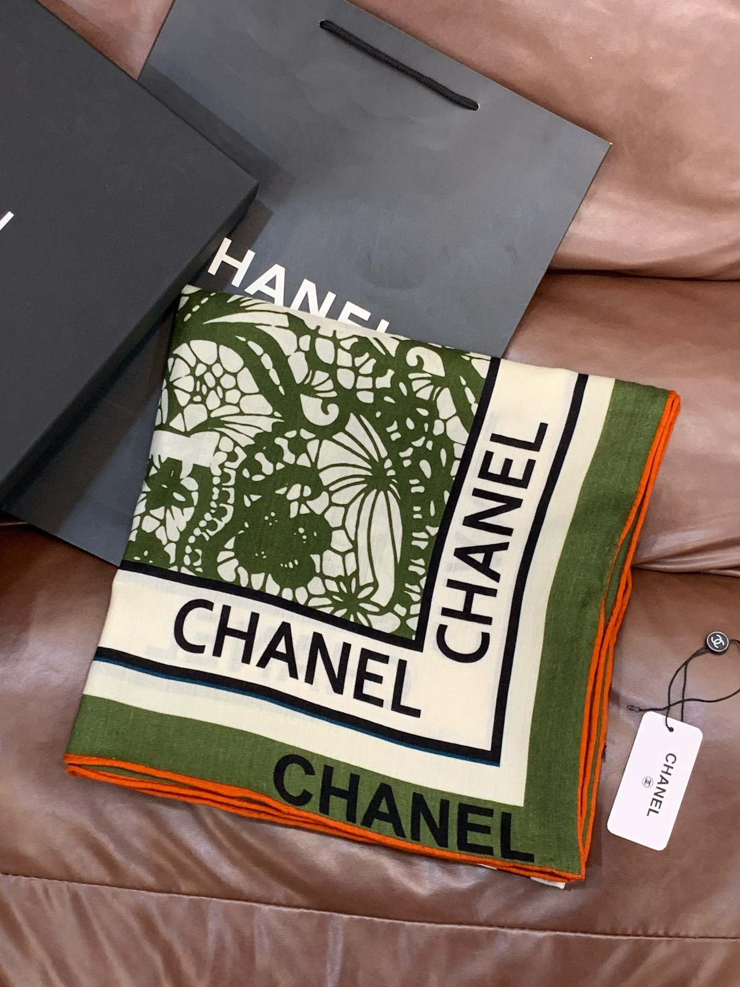 2025秋冬高级成衣系列～Chanel 【140双面同色丝绒披肩】此系列谱写一曲自由轻灵的赞歌本系列作品