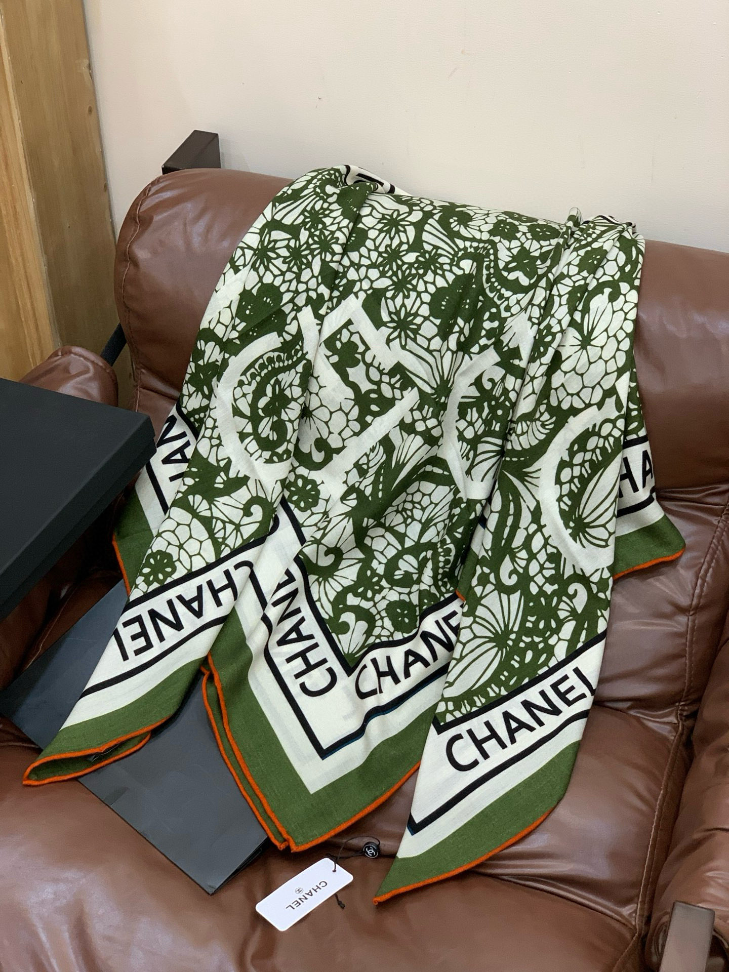 2025秋冬高级成衣系列～Chanel 【140双面同色丝绒披肩】此系列谱写一曲自由轻灵的赞歌本系列作品