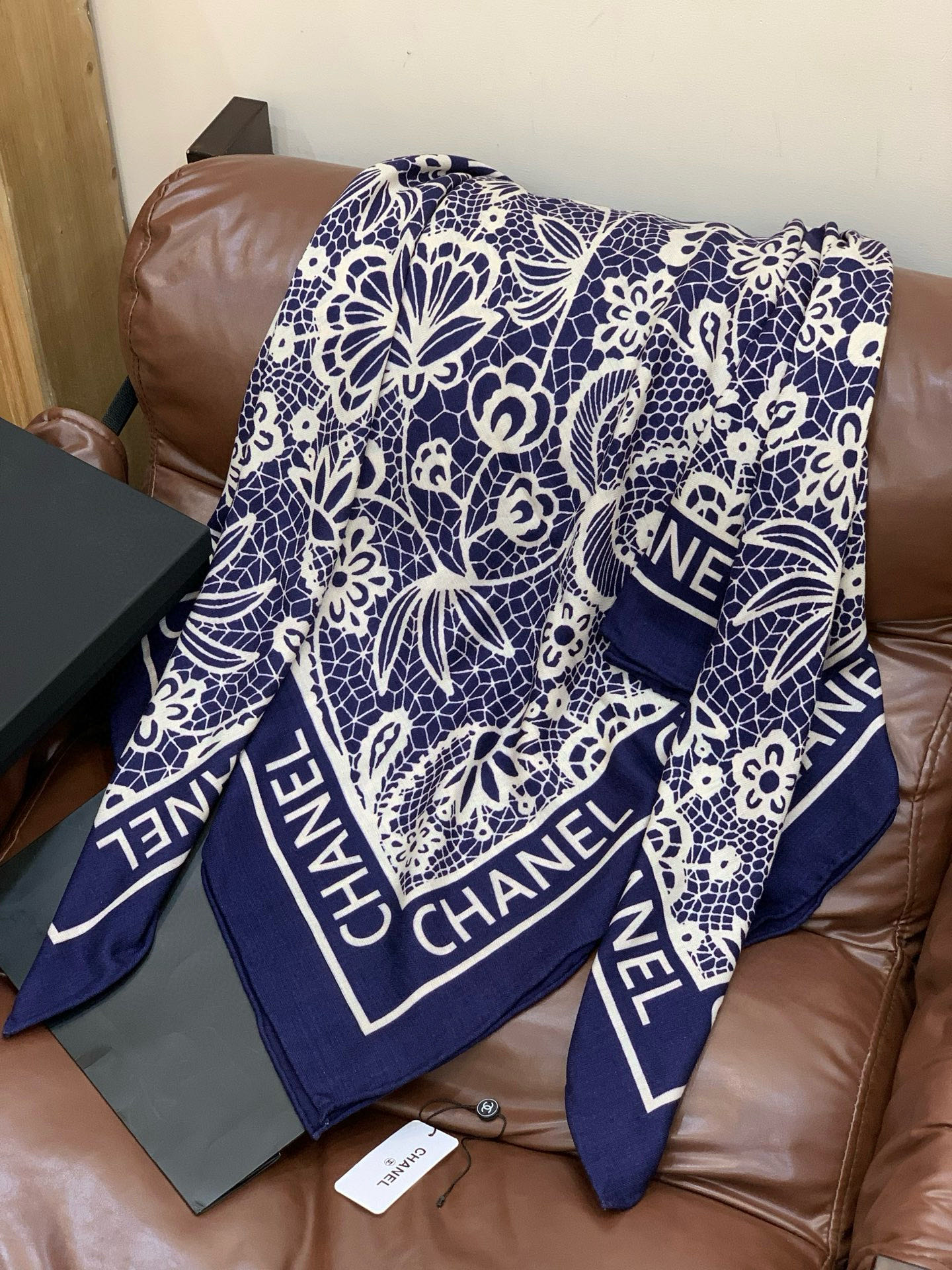 2025秋冬高级成衣系列～Chanel 【140双面同色丝绒披肩】此系列谱写一曲自由轻灵的赞歌本系列作品