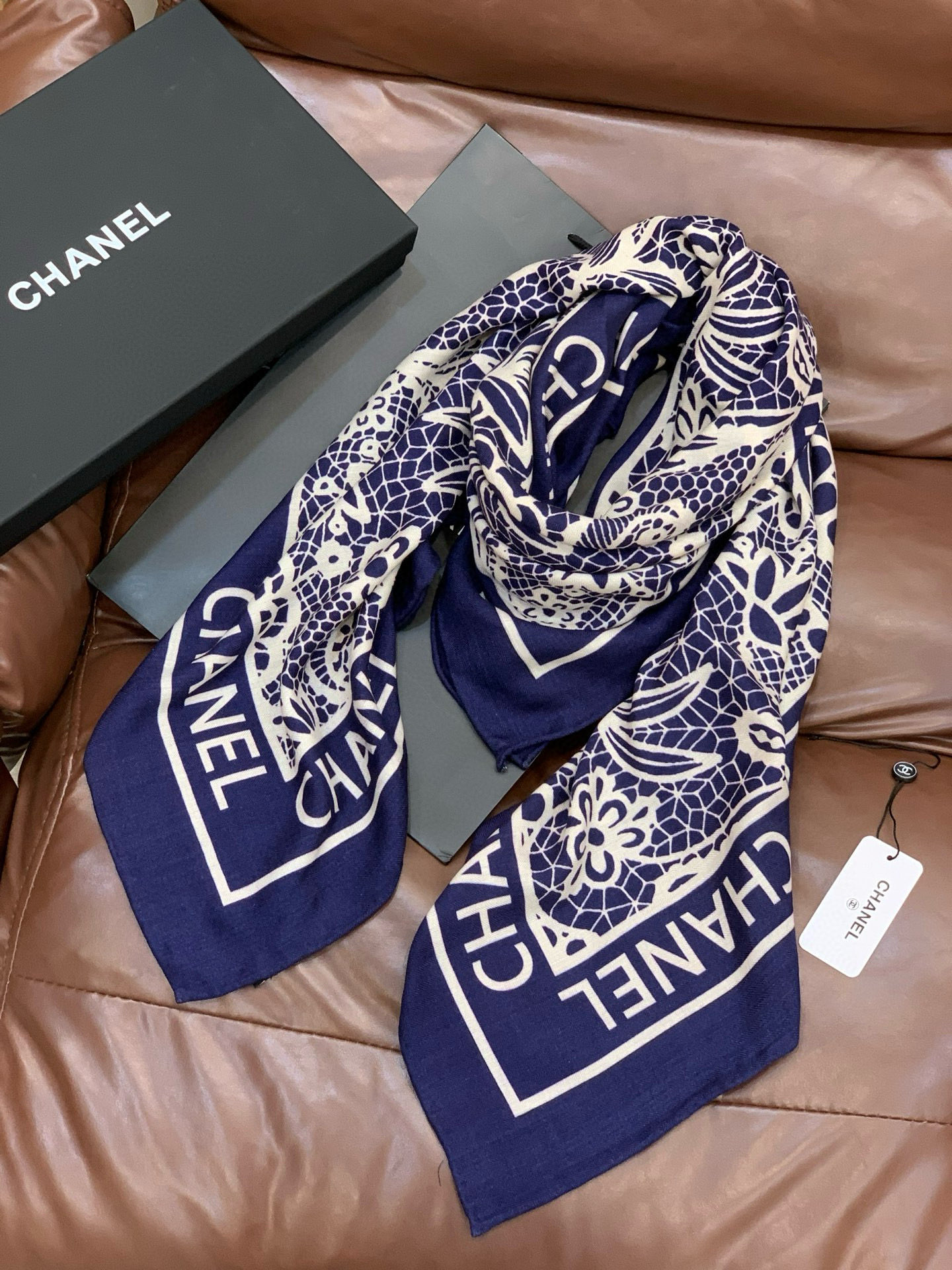 2025秋冬高级成衣系列～Chanel 【140双面同色丝绒披肩】此系列谱写一曲自由轻灵的赞歌本系列作品