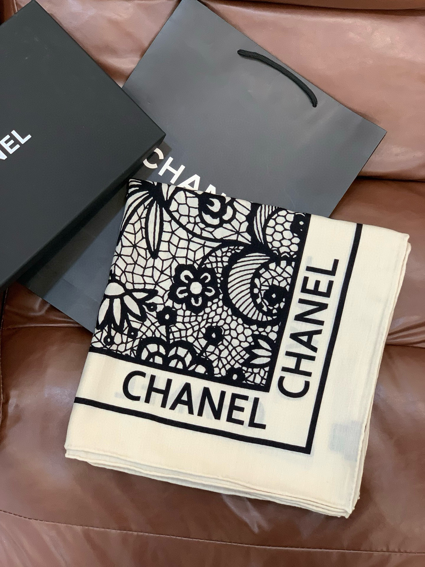 2025秋冬高级成衣系列～Chanel 【140双面同色丝绒披肩】此系列谱写一曲自由轻灵的赞歌本系列作品