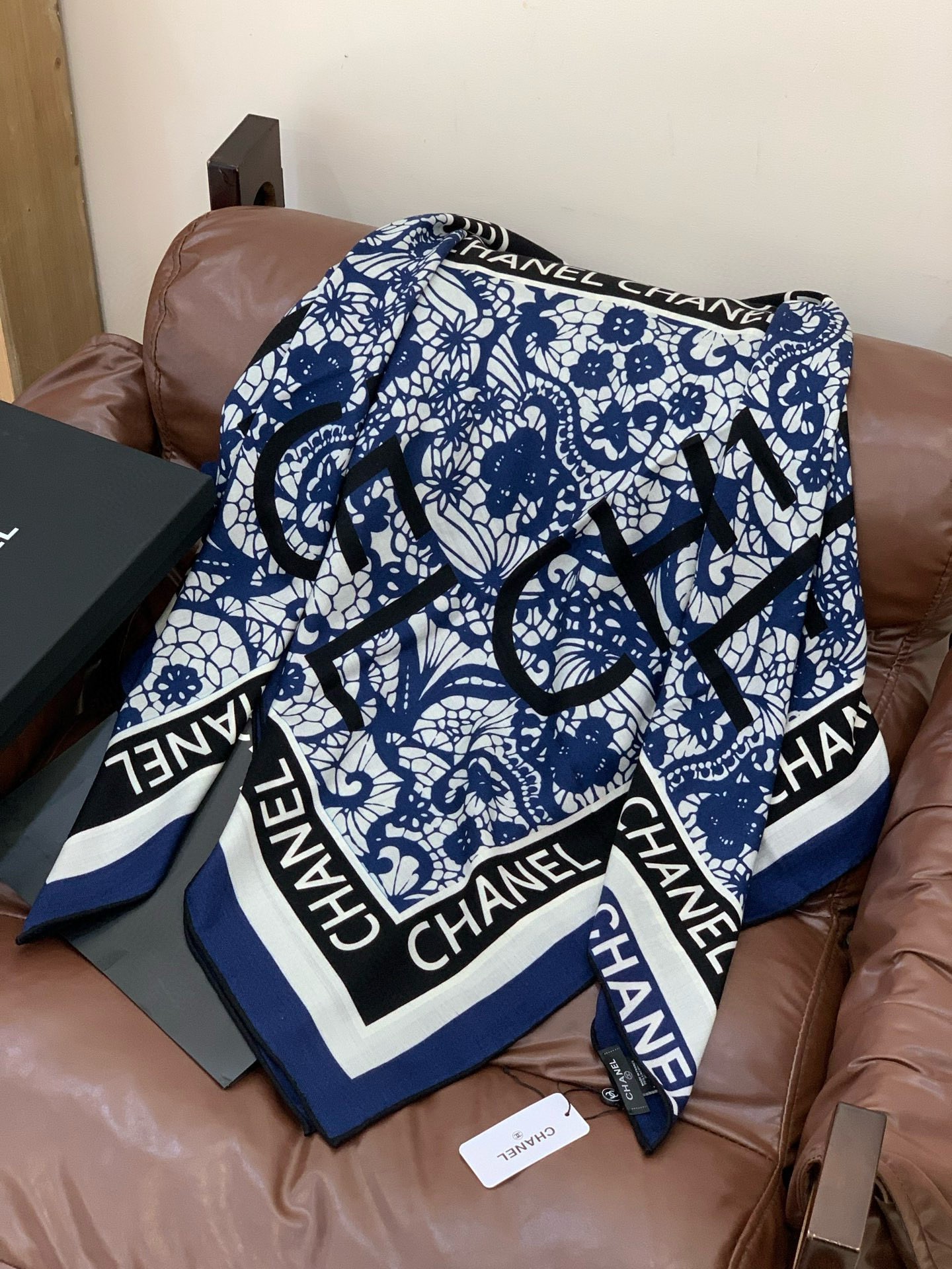 2025秋冬高级成衣系列～Chanel 【140双面同色丝绒披肩】此系列谱写一曲自由轻灵的赞歌本系列作品