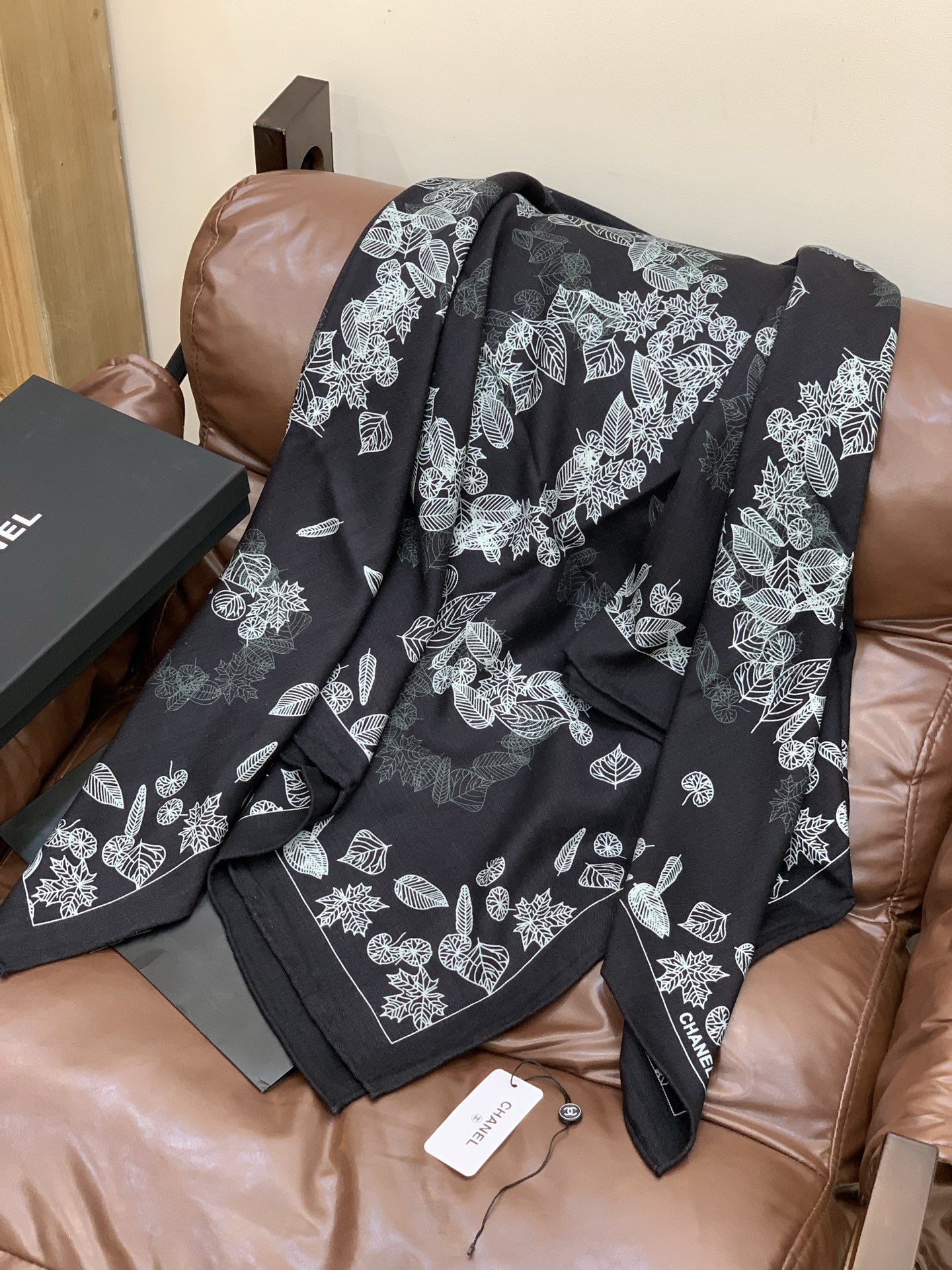 2025秋冬高级成衣系列～Chanel 【140双面同色丝绒披肩】此系列谱写一曲自由轻灵的赞歌本系列作品