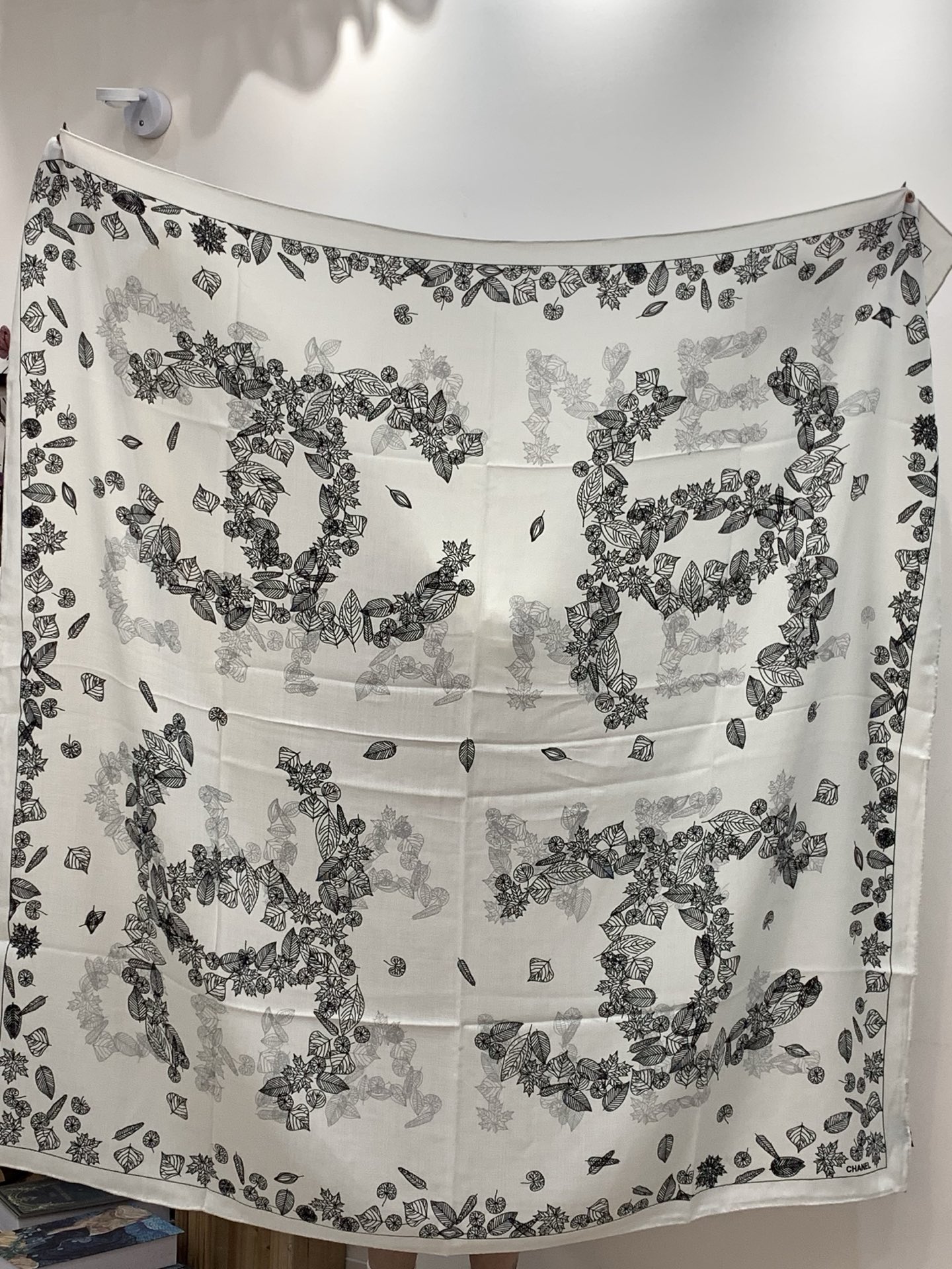 2025秋冬高级成衣系列～Chanel 【140双面同色丝绒披肩】此系列谱写一曲自由轻灵的赞歌本系列作品