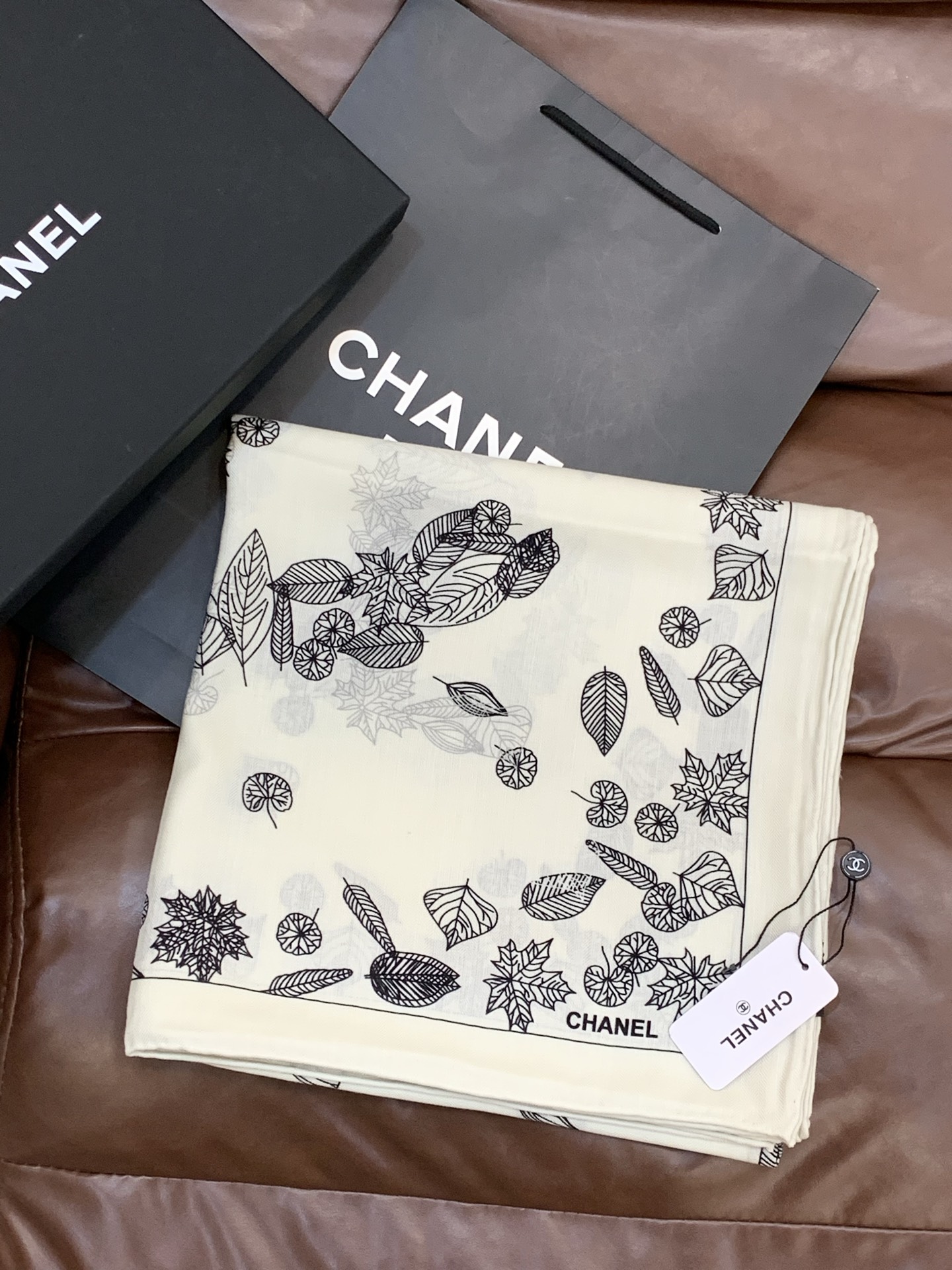 2025秋冬高级成衣系列～Chanel 【140双面同色丝绒披肩】此系列谱写一曲自由轻灵的赞歌本系列作品