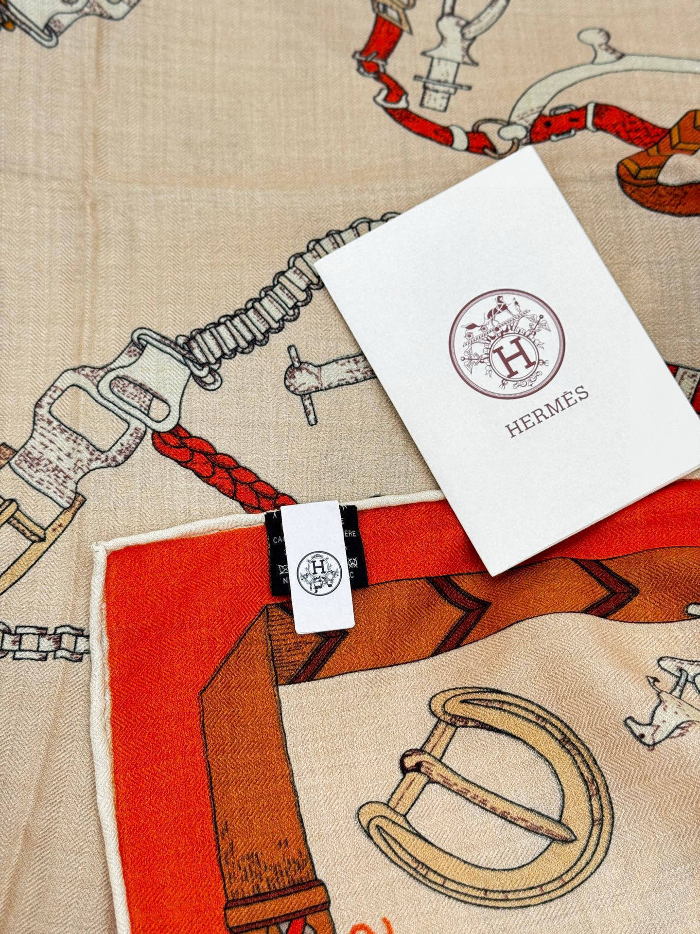 羊绒新款🆕👏👏买了都说好看‼️推荐💕爱马仕双面同色羊绒方巾【跃动的马儿双面同色140】，顶级工艺超值‼️