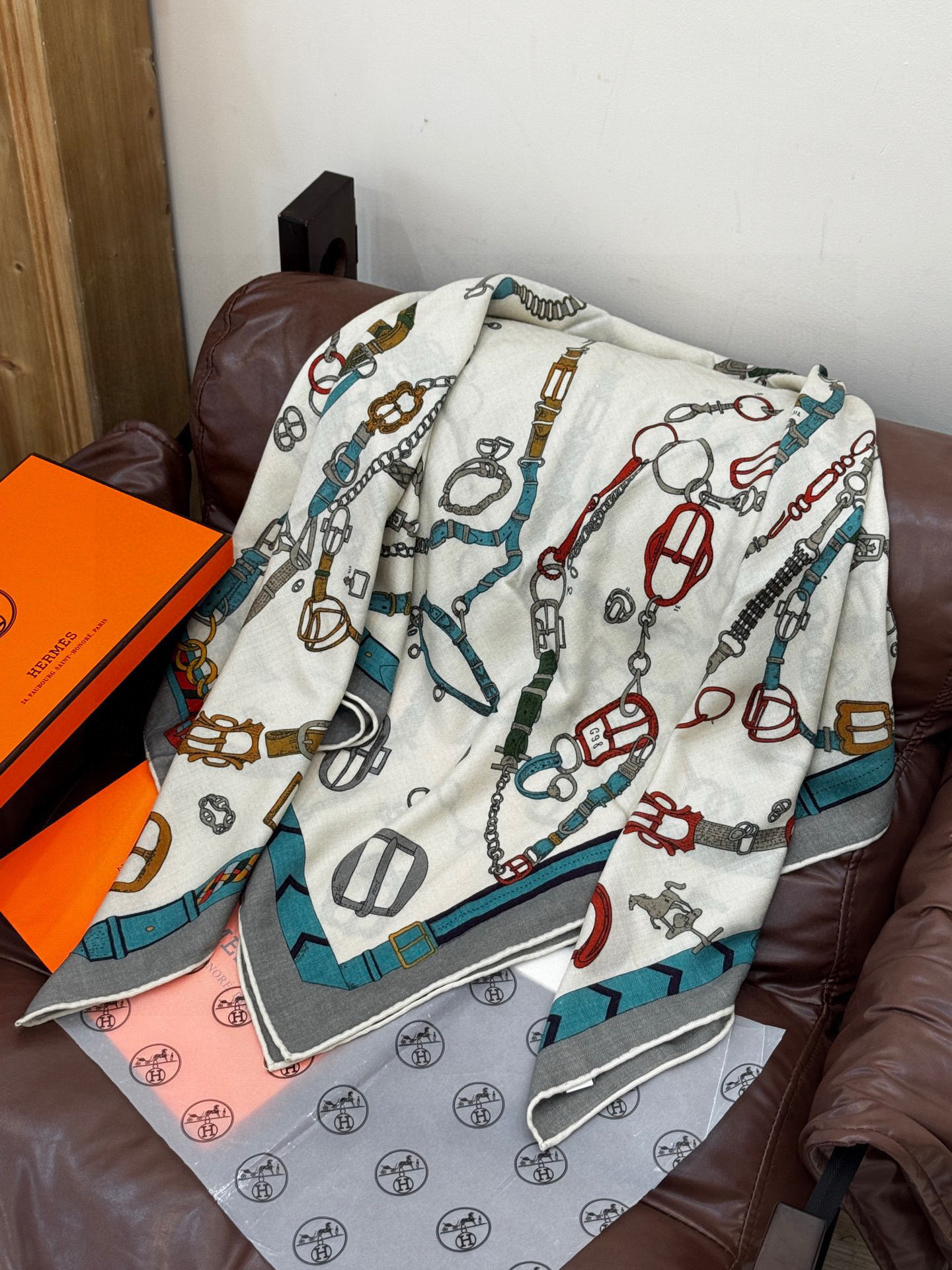 羊绒新款🆕👏👏买了都说好看‼️推荐💕爱马仕双面同色羊绒方巾【跃动的马儿双面同色140】，顶级工艺超值‼️