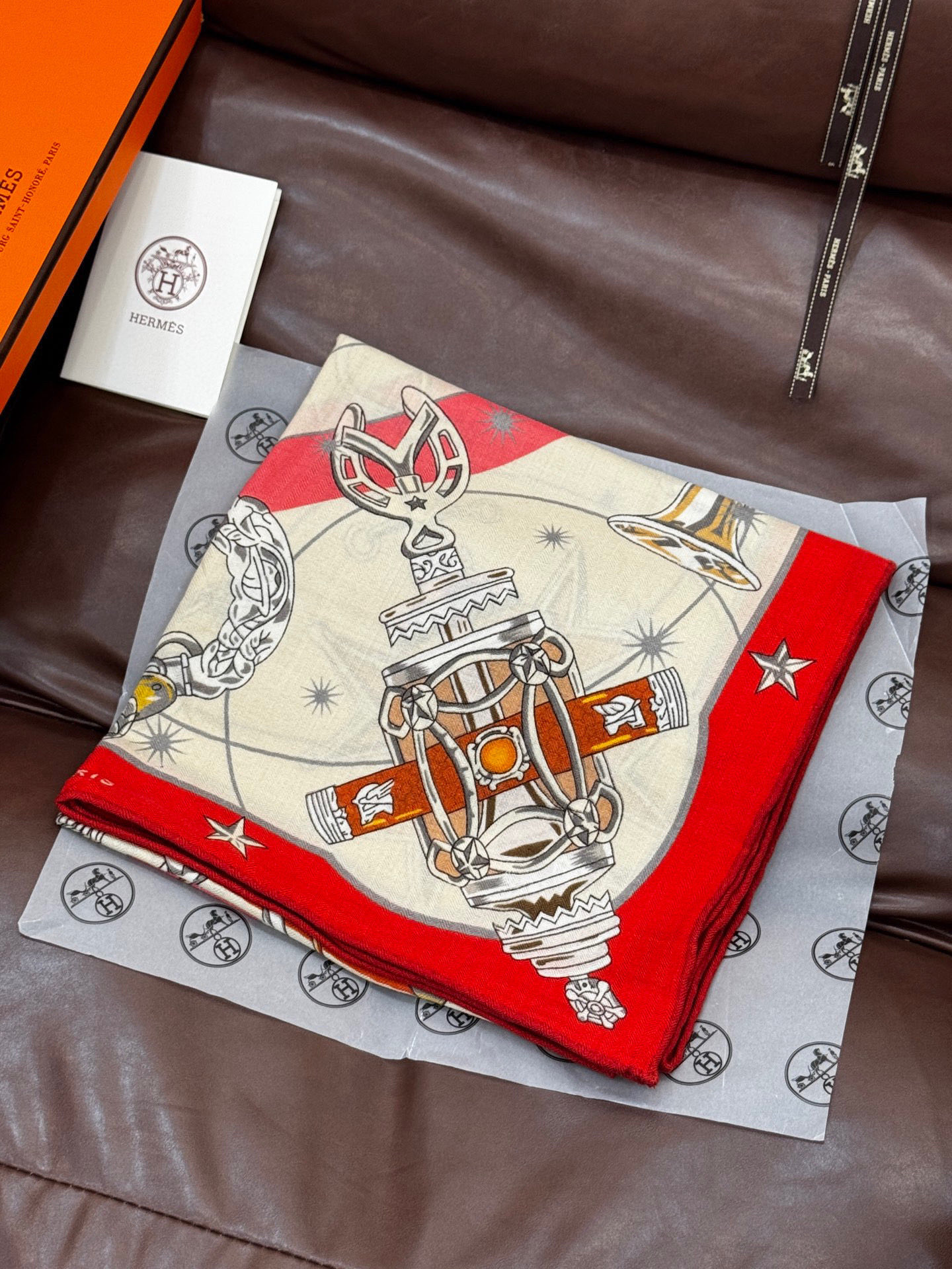 “星辰合唱曲”140丝绒双面同色披肩手工卷边丝绒方巾（30%桑蚕丝70%羊绒）这款经典单品展现强大而迷人