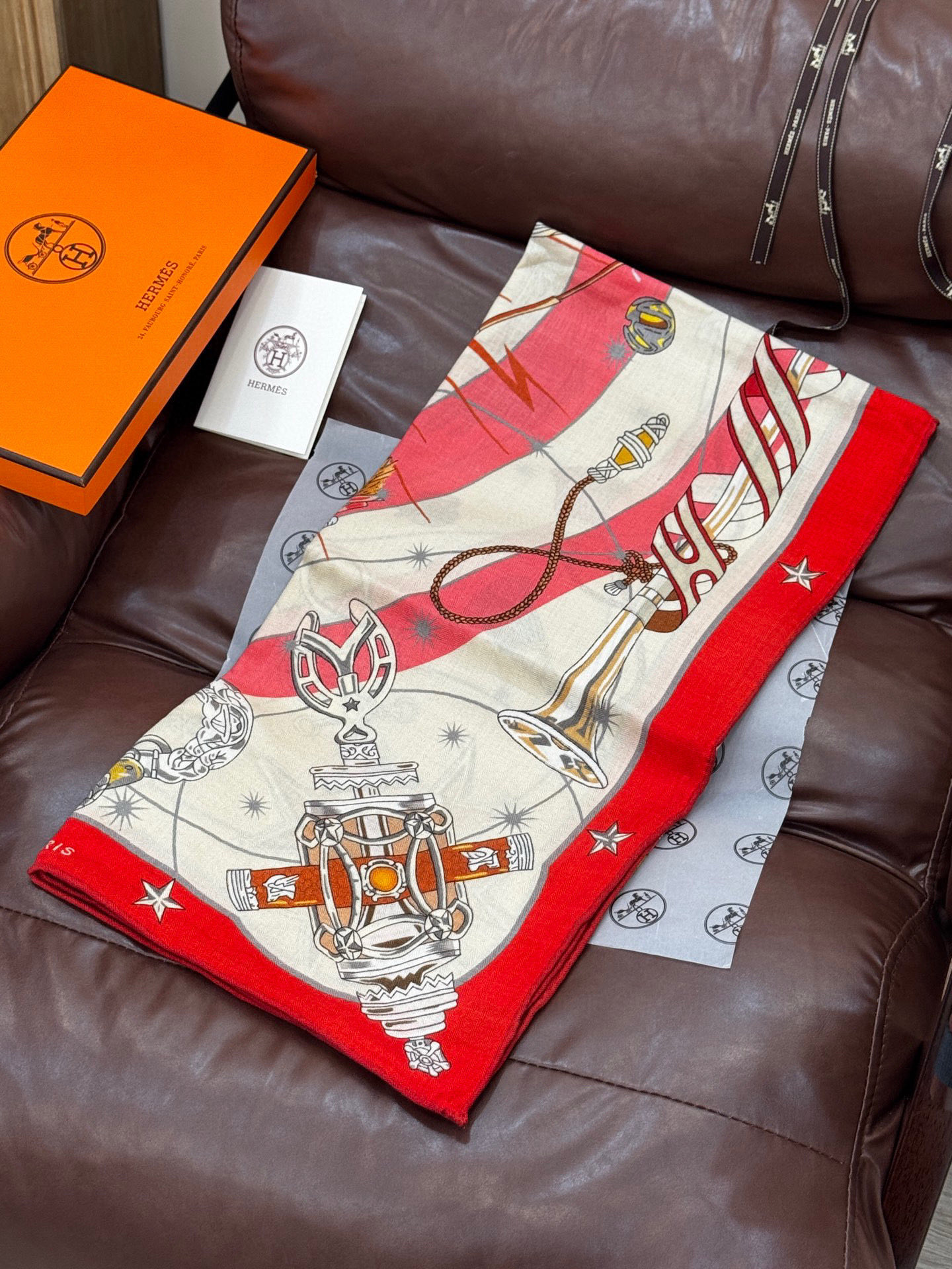 “星辰合唱曲”140丝绒双面同色披肩手工卷边丝绒方巾（30%桑蚕丝70%羊绒）这款经典单品展现强大而迷人