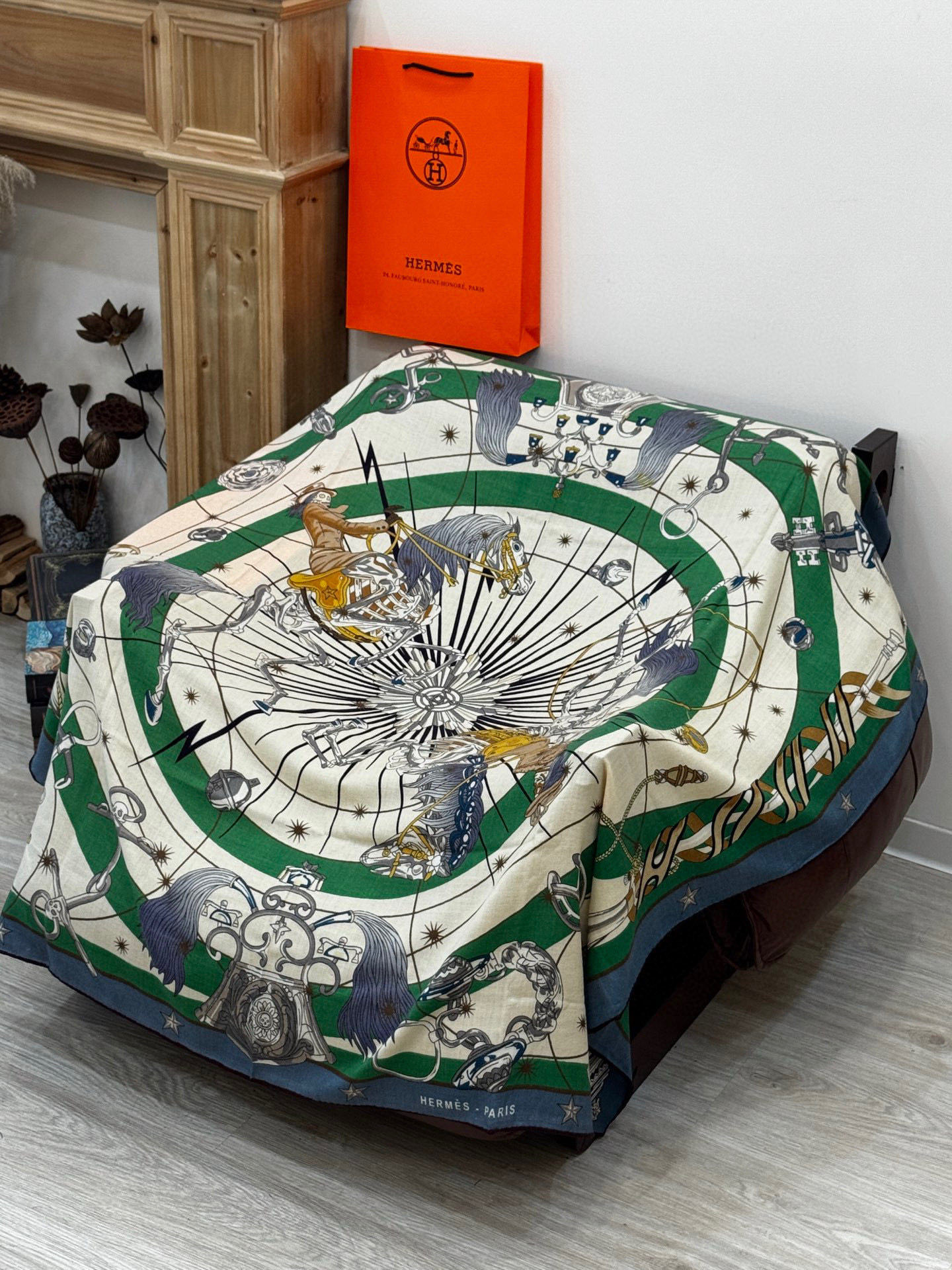 “星辰合唱曲”140丝绒双面同色披肩手工卷边丝绒方巾（30%桑蚕丝70%羊绒）这款经典单品展现强大而迷人