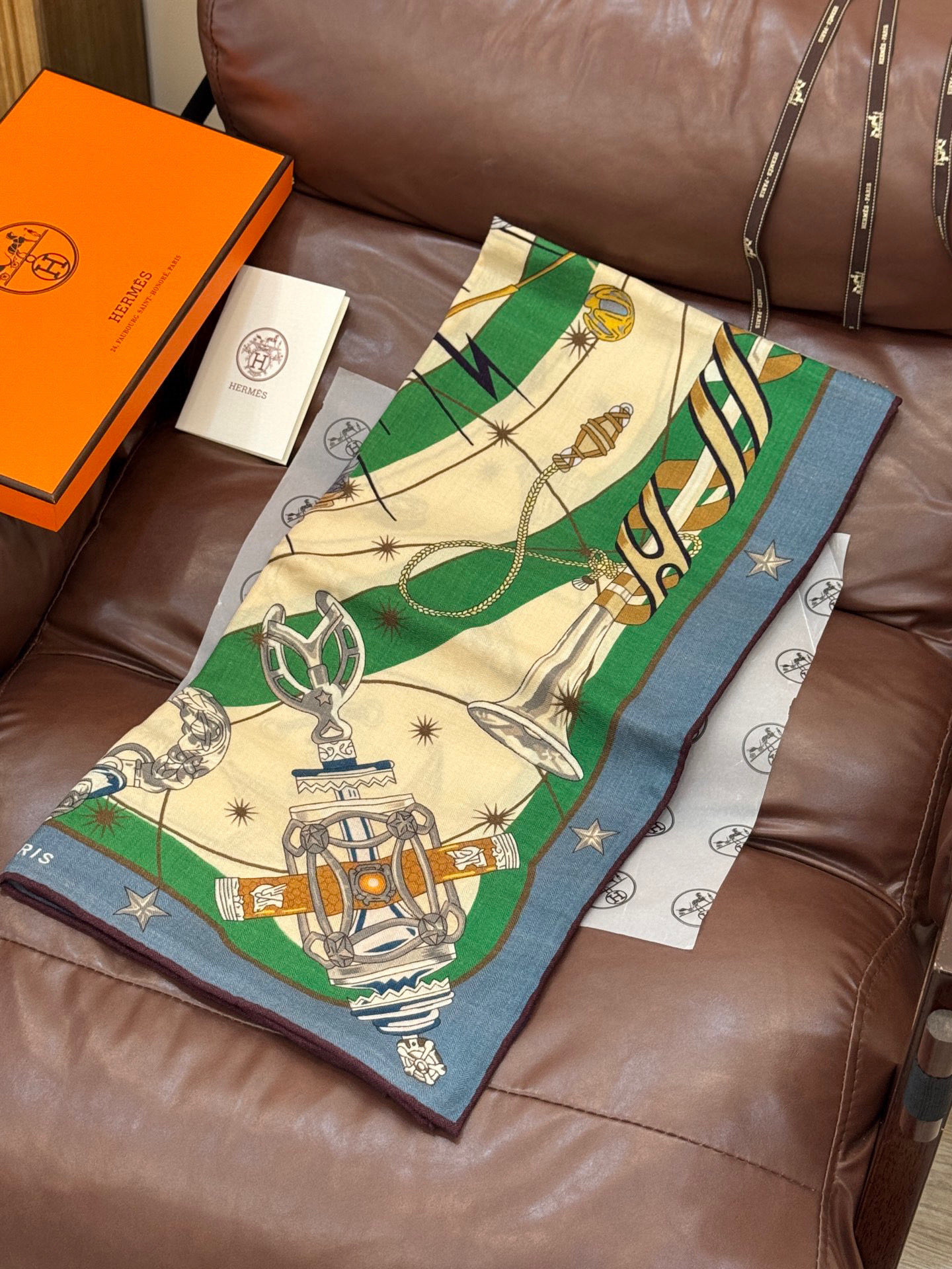 “星辰合唱曲”140丝绒双面同色披肩手工卷边丝绒方巾（30%桑蚕丝70%羊绒）这款经典单品展现强大而迷人