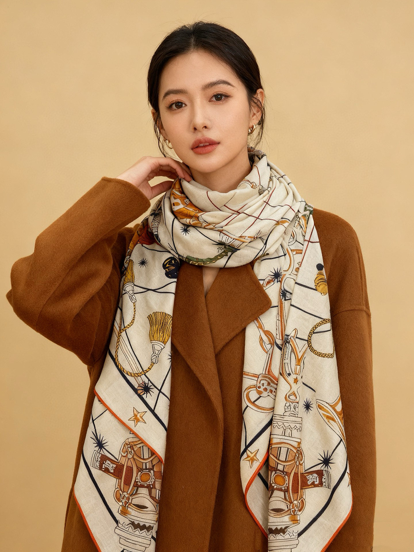 “星辰合唱曲”140丝绒双面同色披肩手工卷边丝绒方巾（30%桑蚕丝70%羊绒）这款经典单品展现强大而迷人