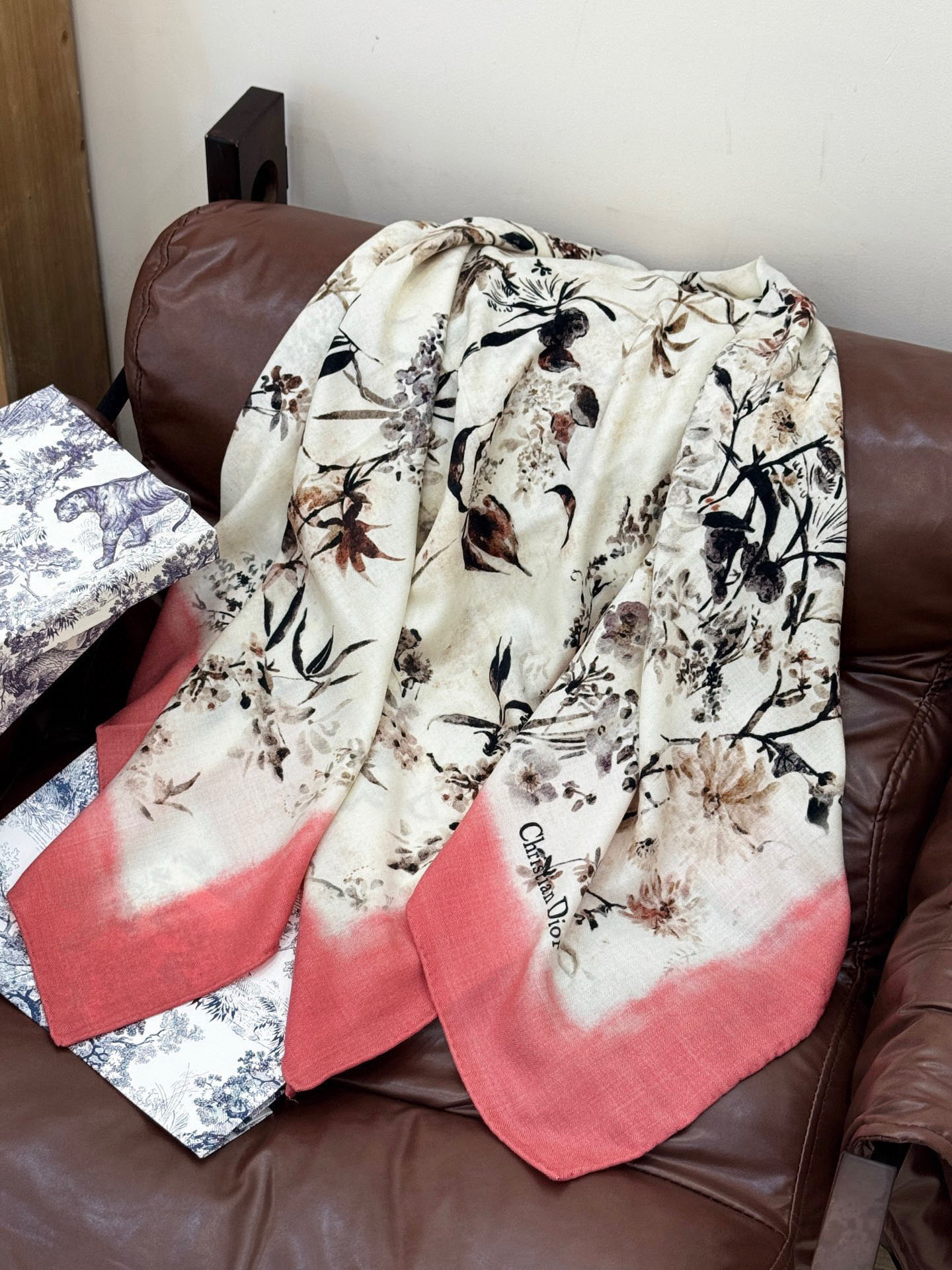 Dior 140丝绒双面同色印花披肩Millefiori 图案这款披肩饰以多色 Millefiori 图