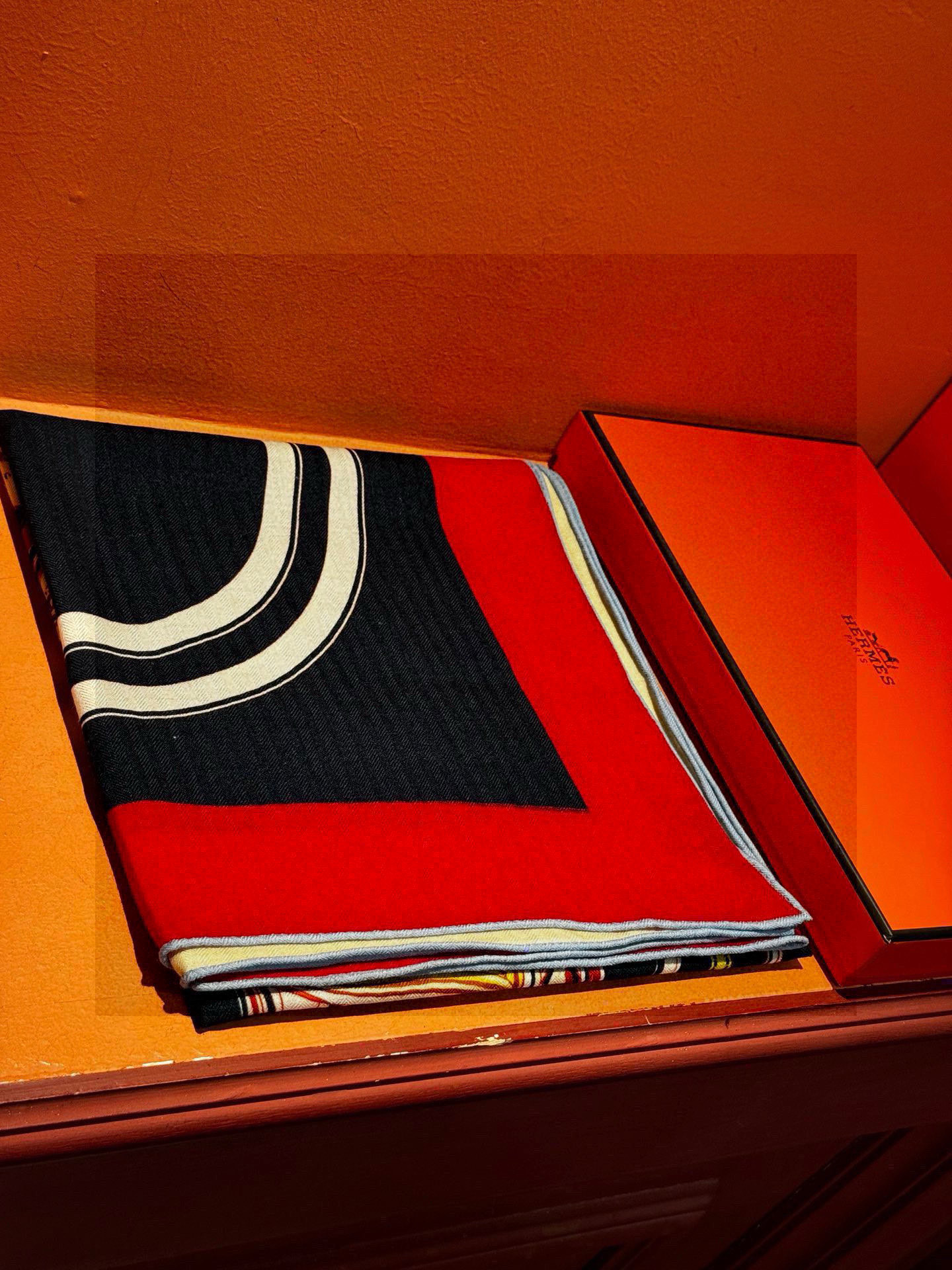 羊绒新款🆕🏇🏇买了都说好看‼️推荐💕【华丽的缰辔双面同色140】羊绒方巾，顶级工艺超值‼️爱马仕专柜爆款