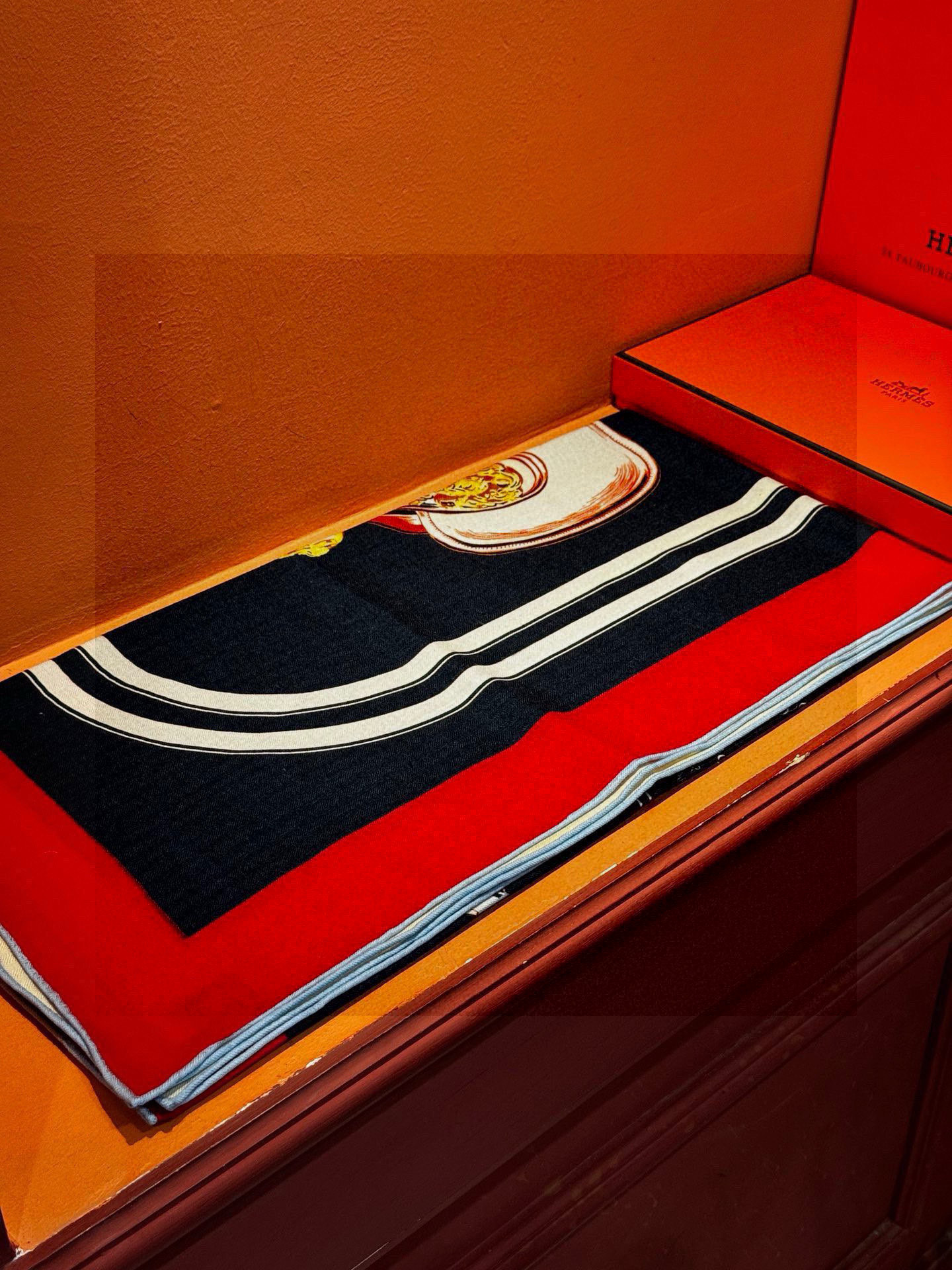 羊绒新款🆕🏇🏇买了都说好看‼️推荐💕【华丽的缰辔双面同色140】羊绒方巾，顶级工艺超值‼️爱马仕专柜爆款