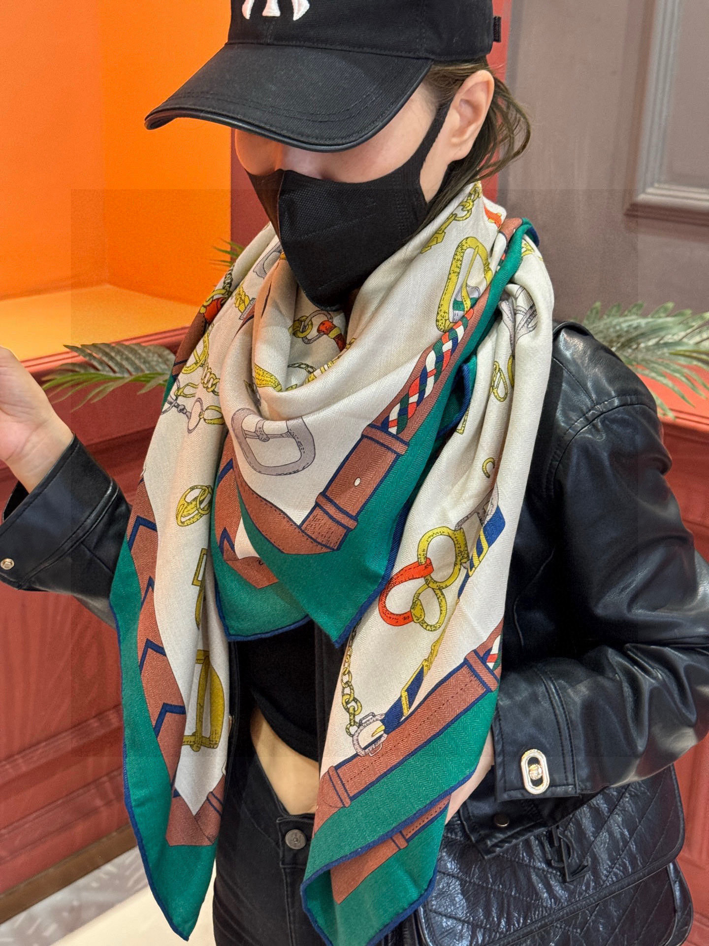 羊绒新款🆕👏👏买了都说好看‼️推荐💕爱马仕双面同色羊绒方巾【跃动的马儿双面同色140】，顶级工艺超值‼️