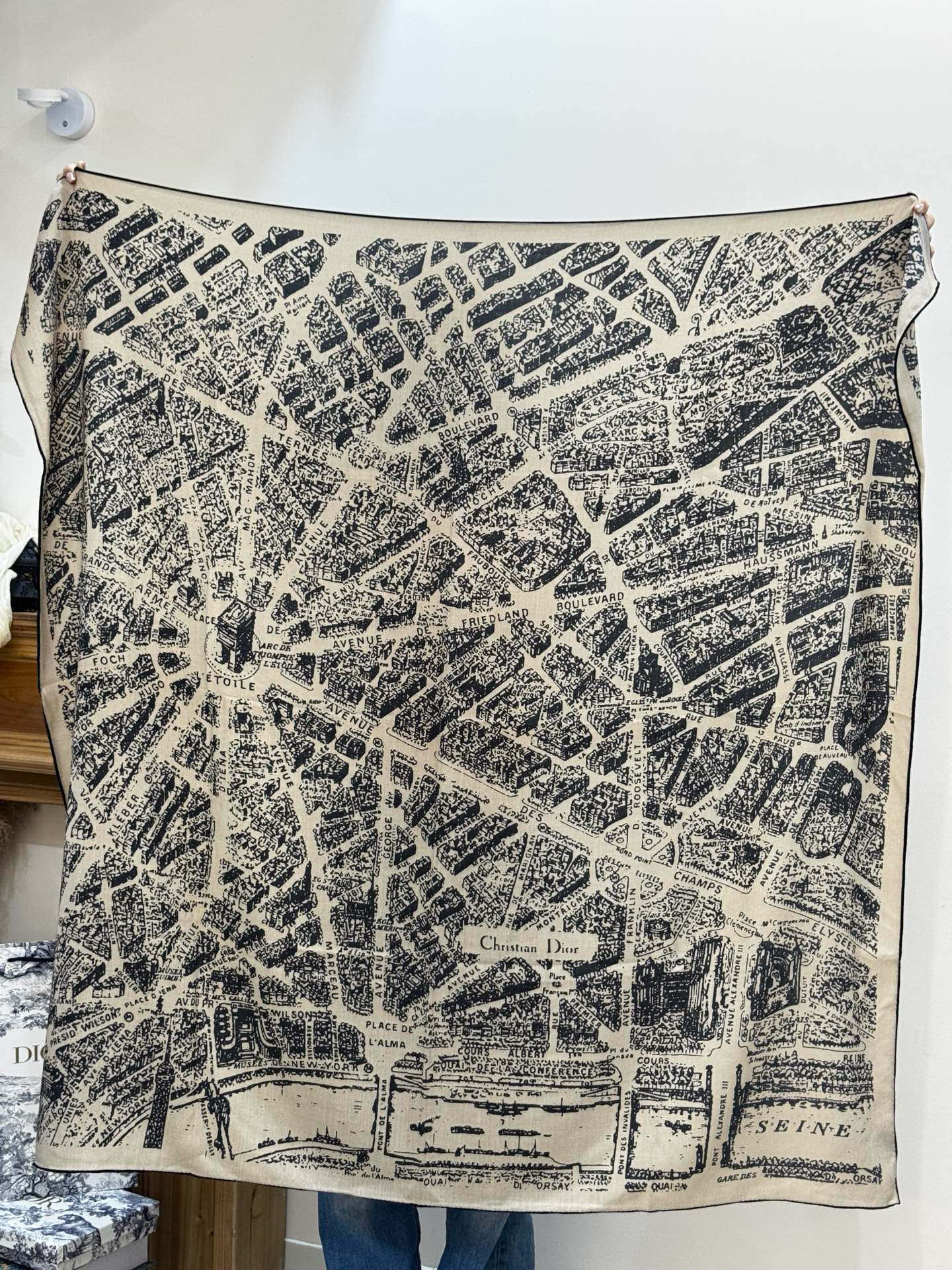 Dior ❤【️巴黎地图】140*140双面同色丝绒方巾🉐️LAN DE 价🉐️ARIS 巴黎地图这款方