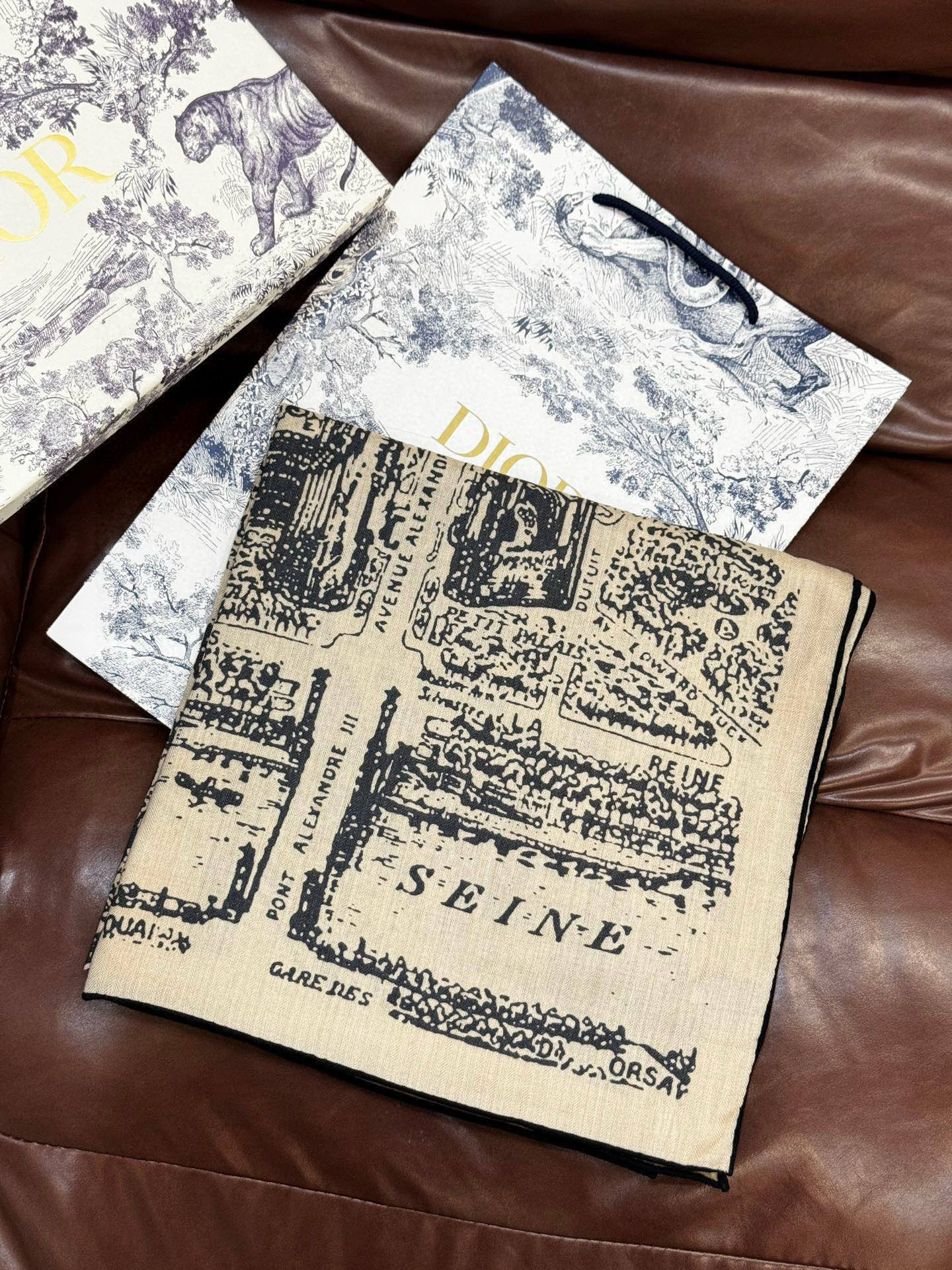 Dior ❤【️巴黎地图】140*140双面同色丝绒方巾🉐️LAN DE 价🉐️ARIS 巴黎地图这款方