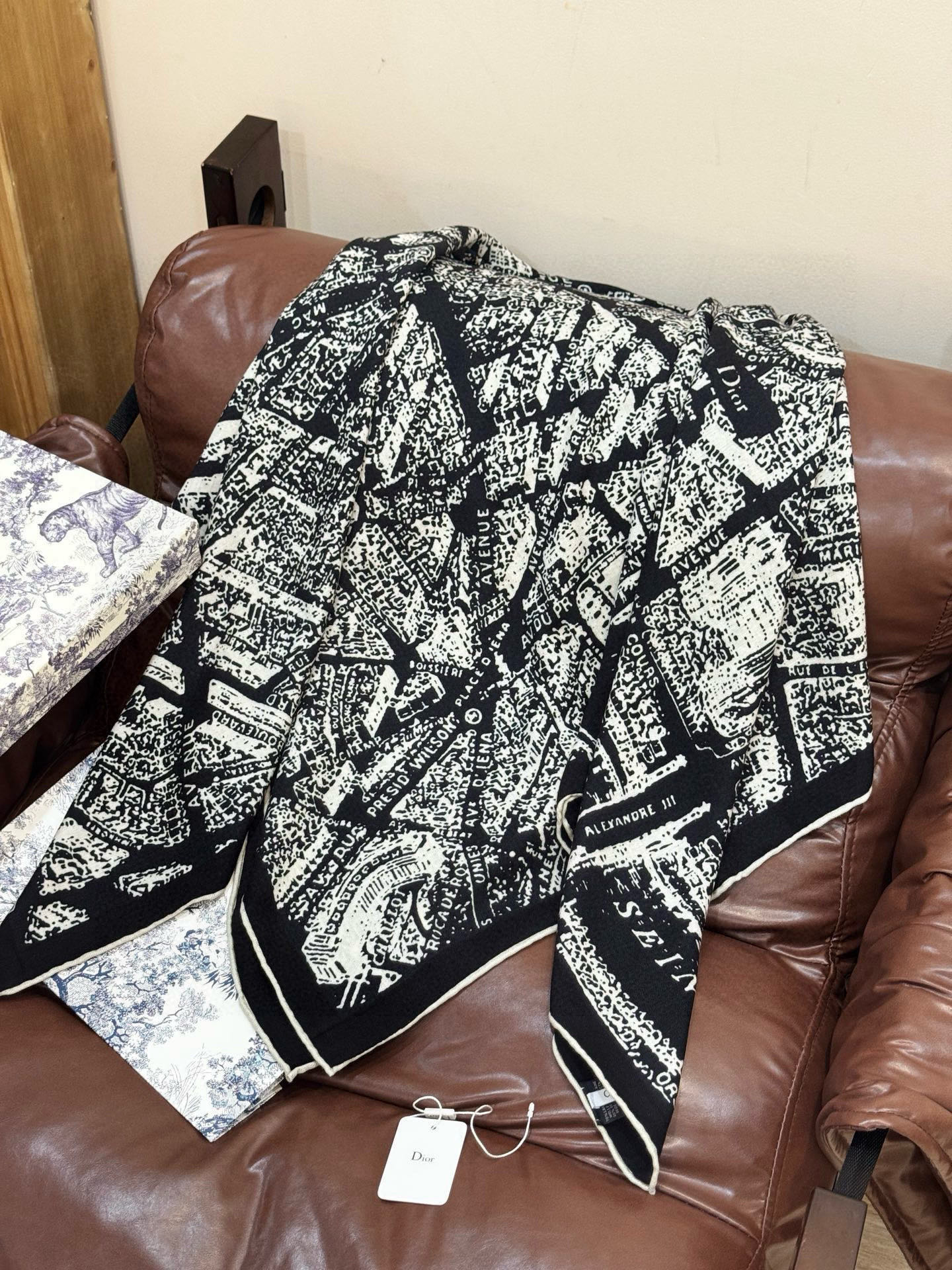 Dior ❤【️巴黎地图】140*140双面同色丝绒方巾🉐️LAN DE 价🉐️ARIS 巴黎地图这款方