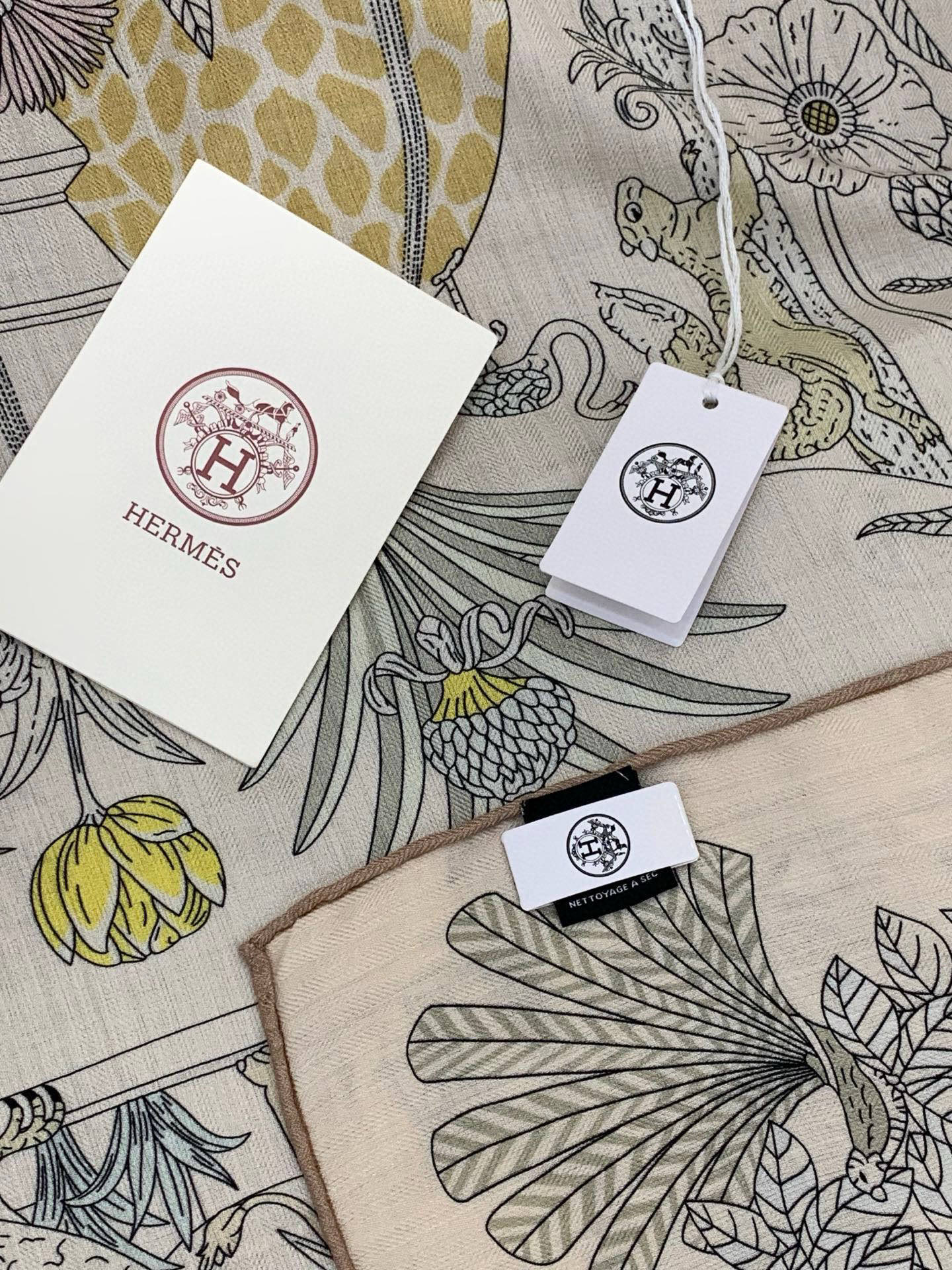 羊绒新款🆕👏买了都说好看‼️推荐💕爱马仕双面同色羊绒方巾，【奇珍乐园双面同色140】顶级工艺超值‼️爱马