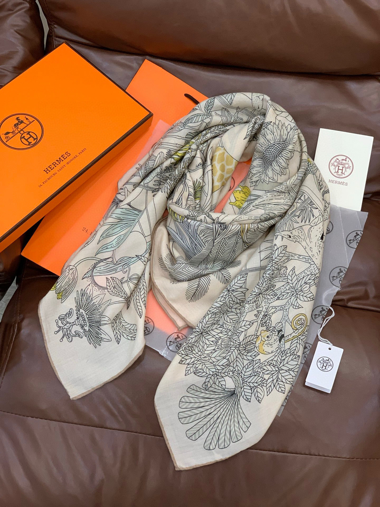 羊绒新款🆕👏买了都说好看‼️推荐💕爱马仕双面同色羊绒方巾，【奇珍乐园双面同色140】顶级工艺超值‼️爱马