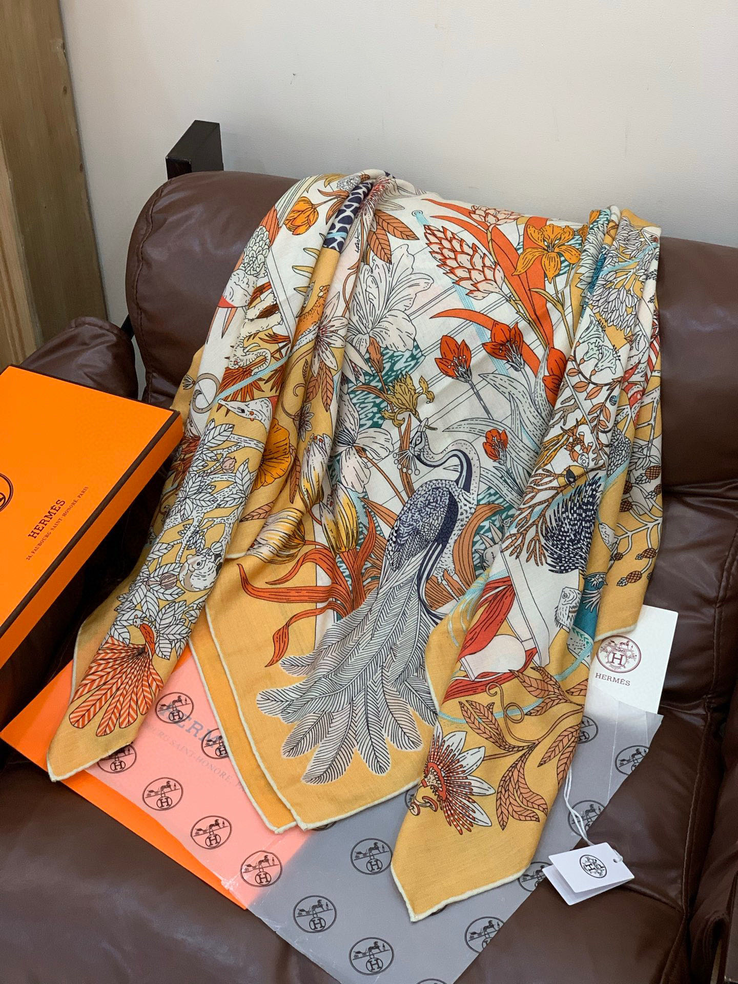 羊绒新款🆕👏买了都说好看‼️推荐💕爱马仕双面同色羊绒方巾，【奇珍乐园双面同色140】顶级工艺超值‼️爱马