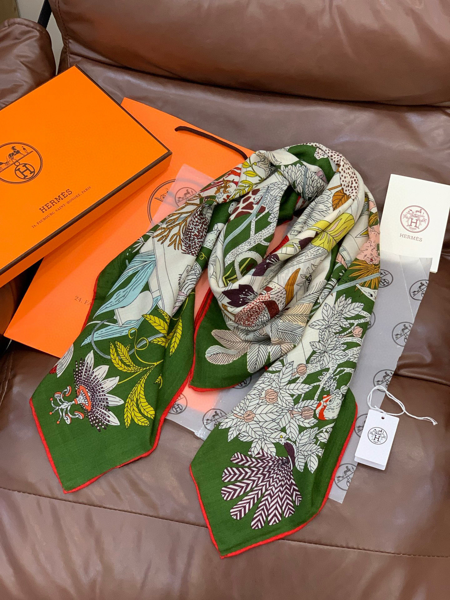 羊绒新款🆕👏买了都说好看‼️推荐💕爱马仕双面同色羊绒方巾，【奇珍乐园双面同色140】顶级工艺超值‼️爱马