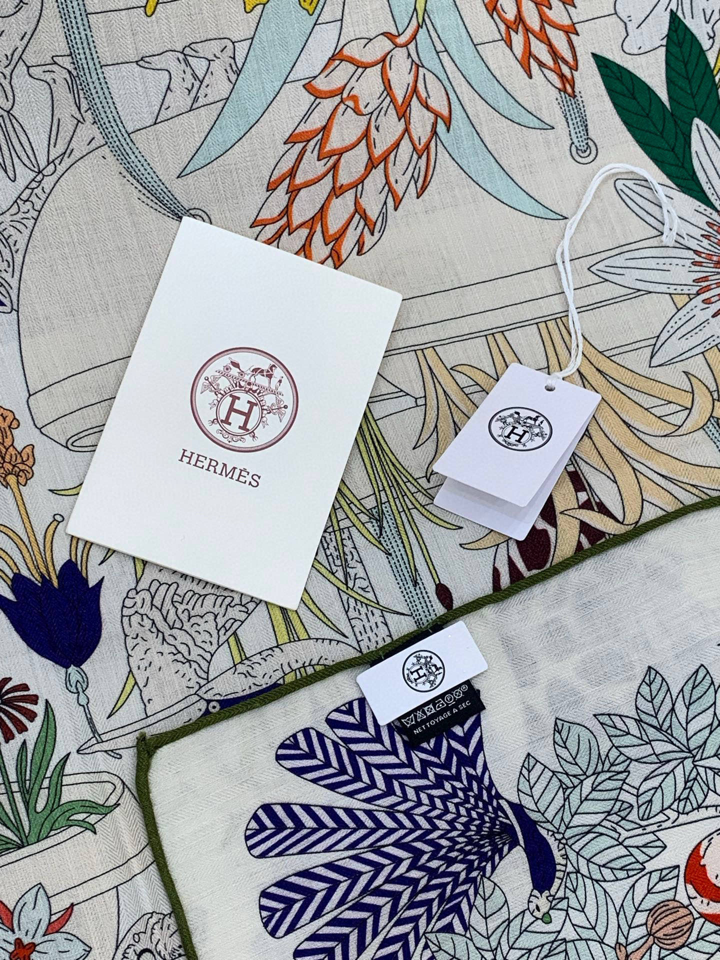 羊绒新款🆕👏买了都说好看‼️推荐💕爱马仕双面同色羊绒方巾，【奇珍乐园双面同色140】顶级工艺超值‼️爱马