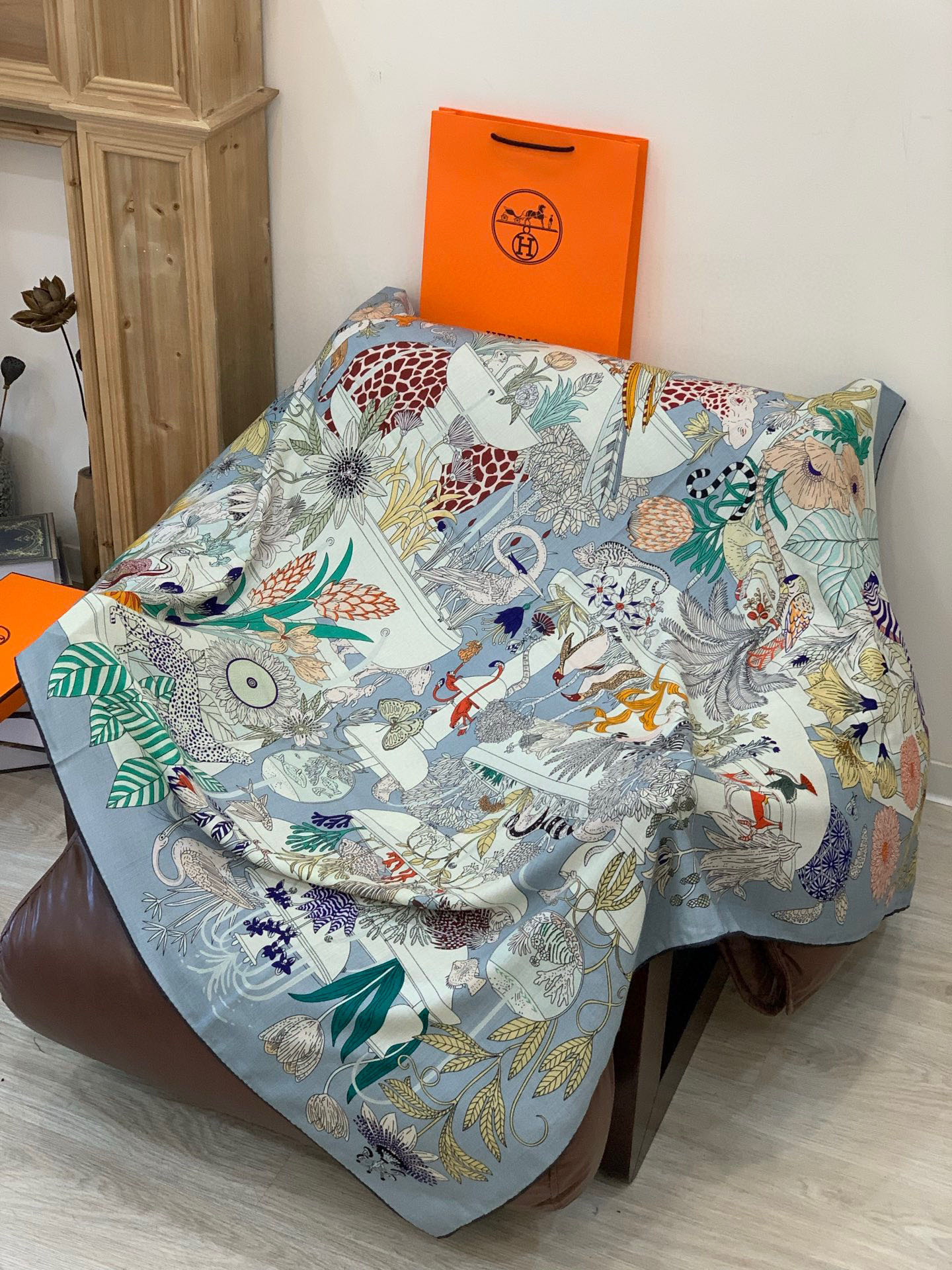 羊绒新款🆕👏买了都说好看‼️推荐💕爱马仕双面同色羊绒方巾，【奇珍乐园双面同色140】顶级工艺超值‼️爱马