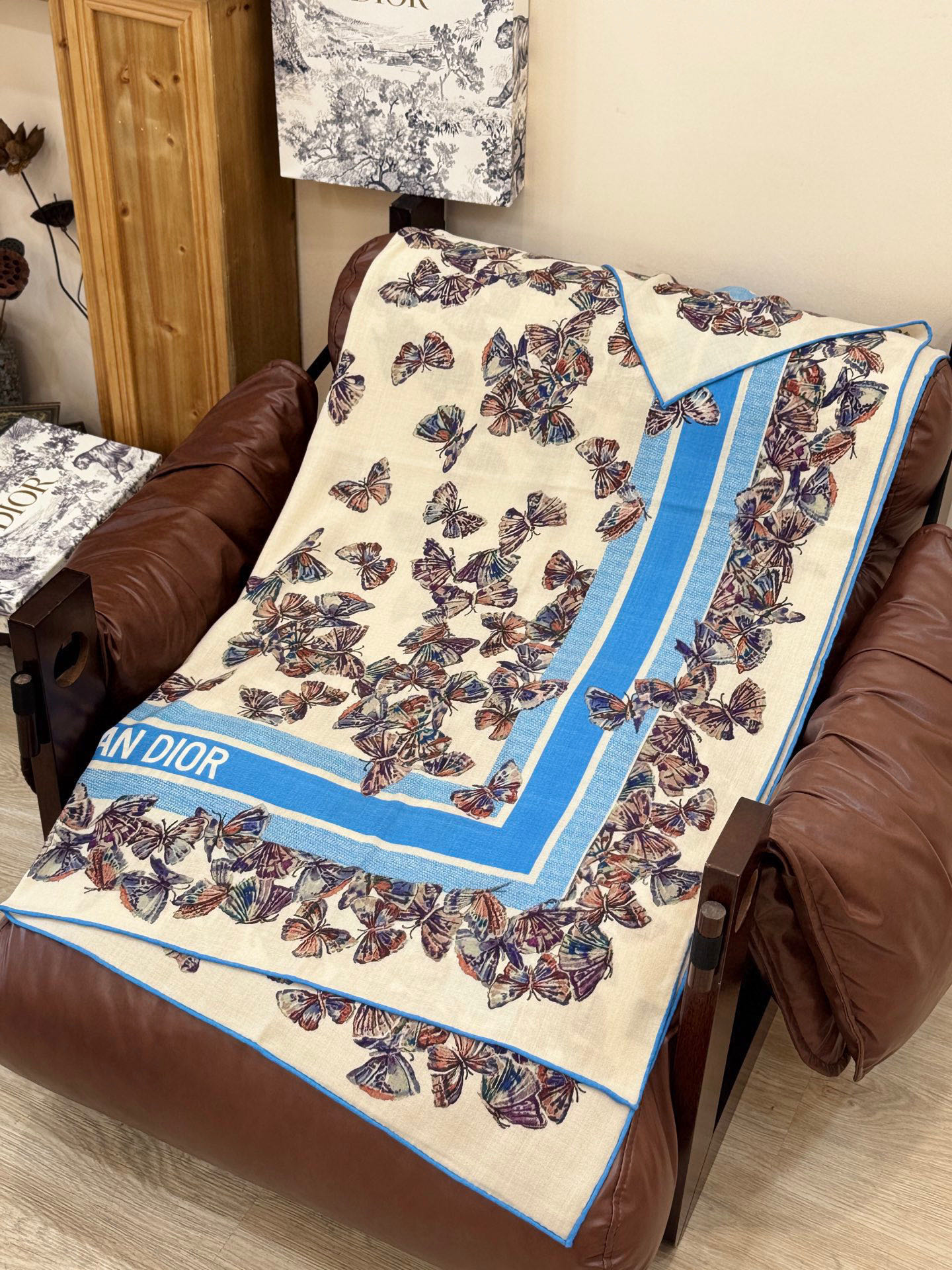 Dior 印花披肩【140顶级丝绒双面同色】Dior Camo PaPillon 图案这款披肩饰以 Di