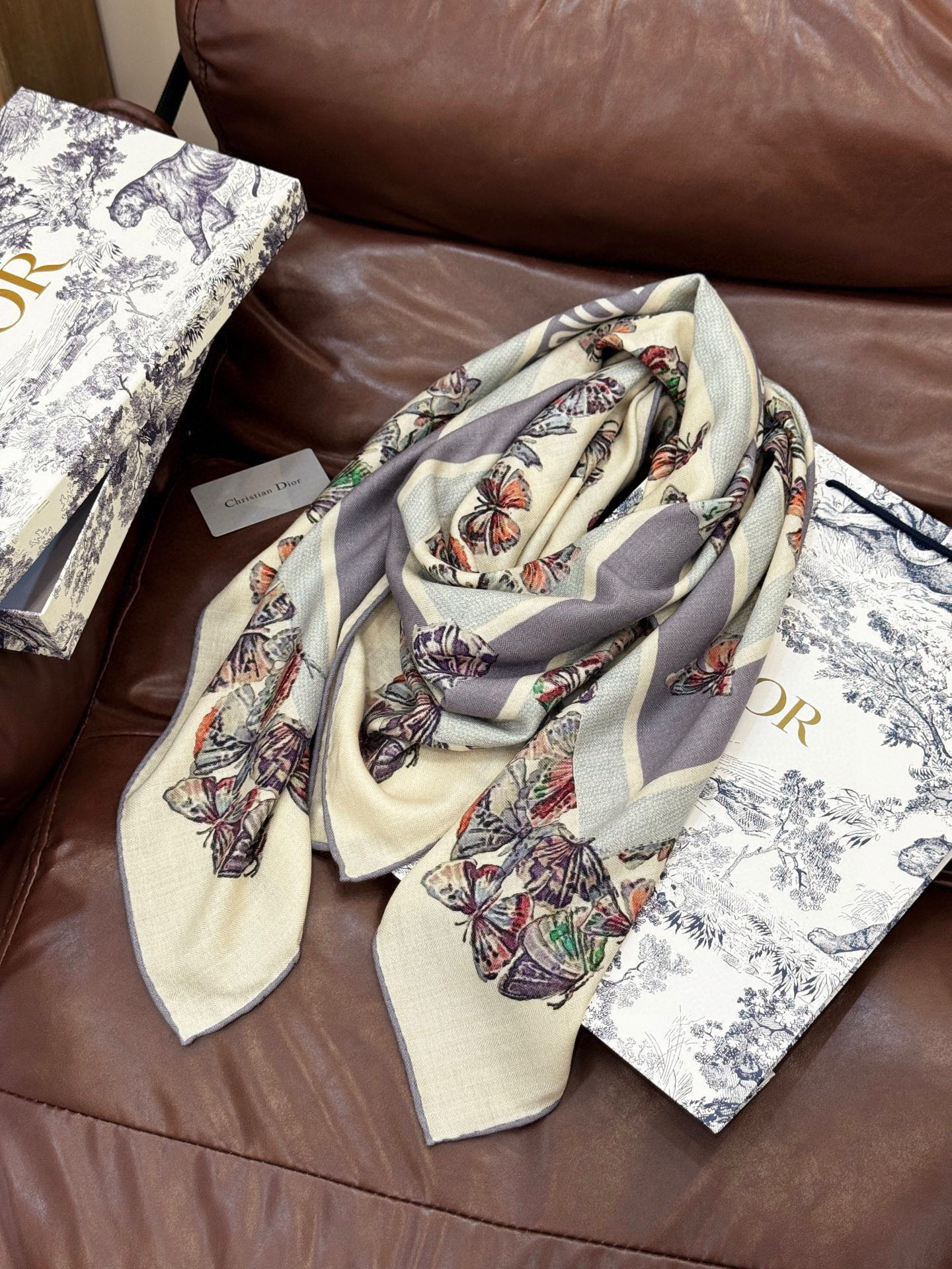 Dior 印花披肩【140顶级丝绒双面同色】Dior Camo PaPillon 图案这款披肩饰以 Di