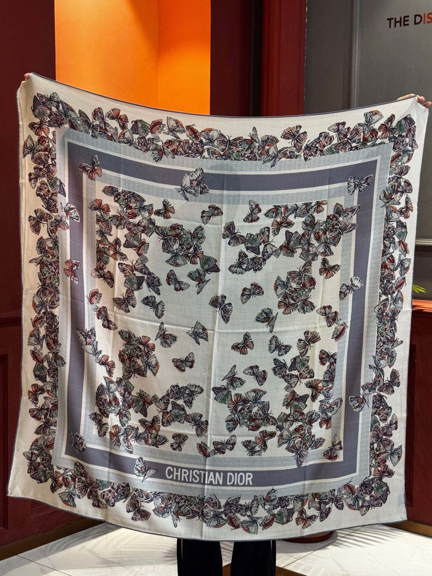 Dior 印花披肩【140顶级丝绒双面同色】Dior Camo PaPillon 图案这款披肩饰以 Di