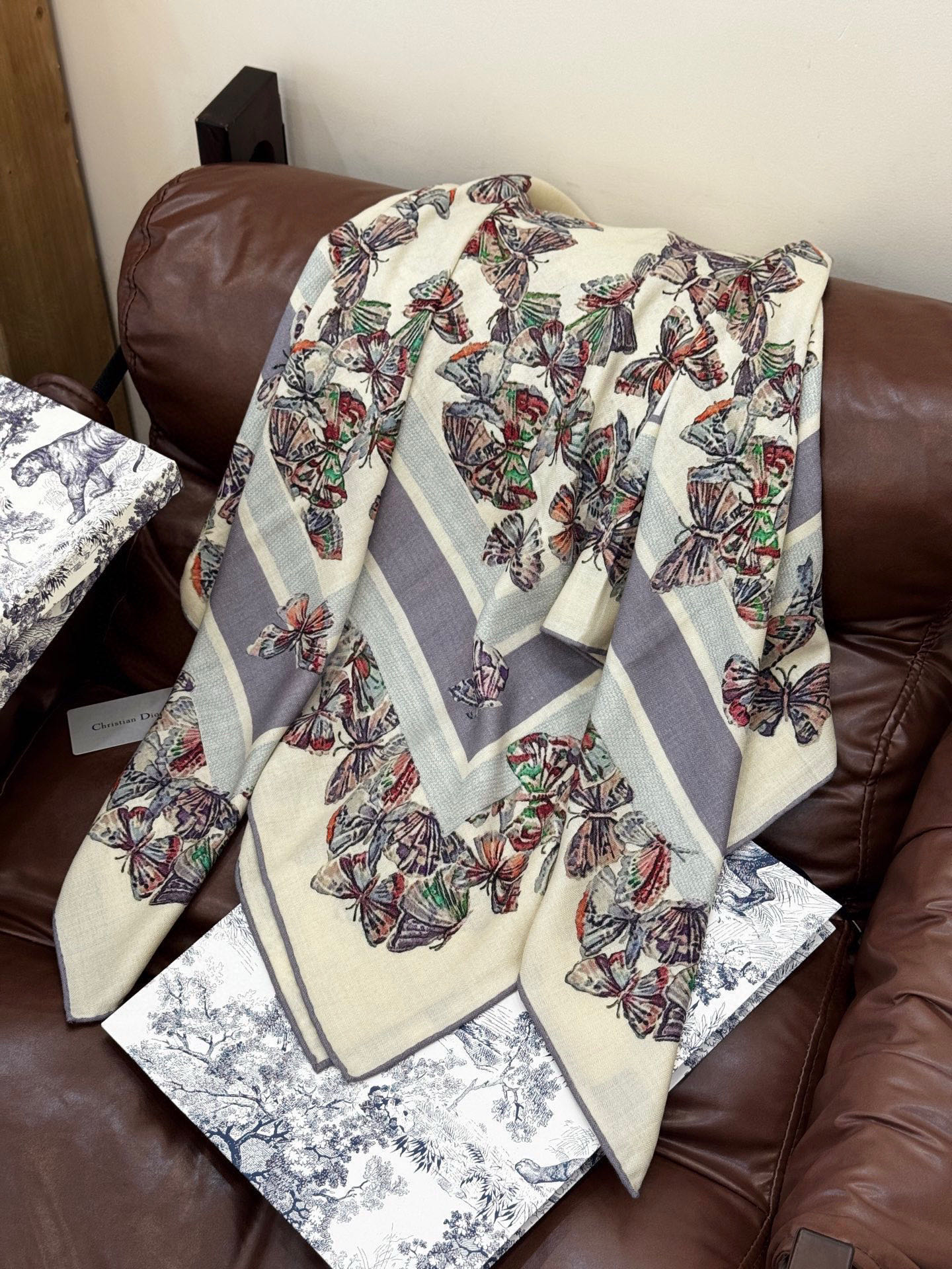 Dior 印花披肩【140顶级丝绒双面同色】Dior Camo PaPillon 图案这款披肩饰以 Di