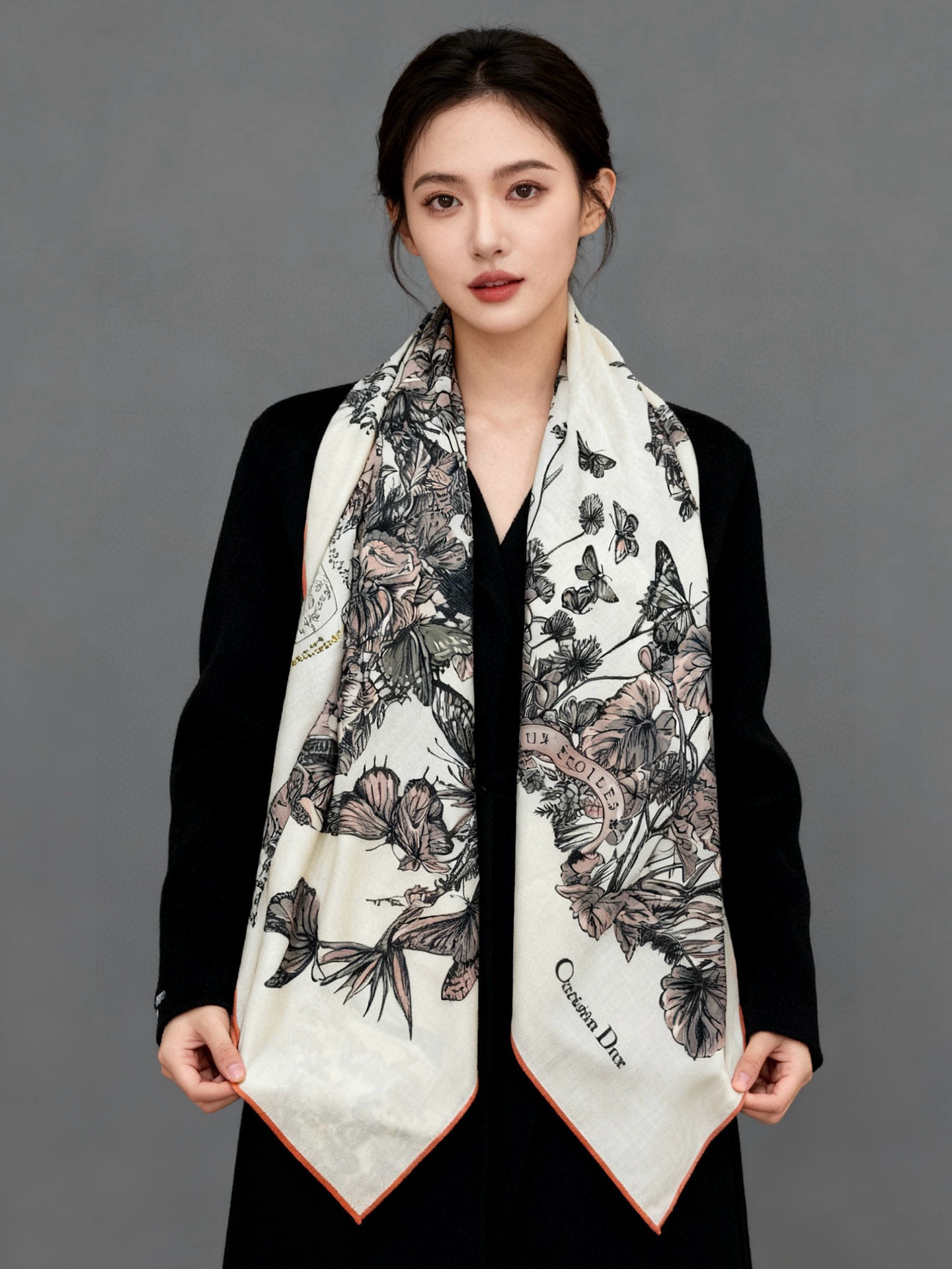 Dior 印花披肩【140顶级丝绒双面同色】Dior Camo PaPillon 图案这款披肩饰以 Di