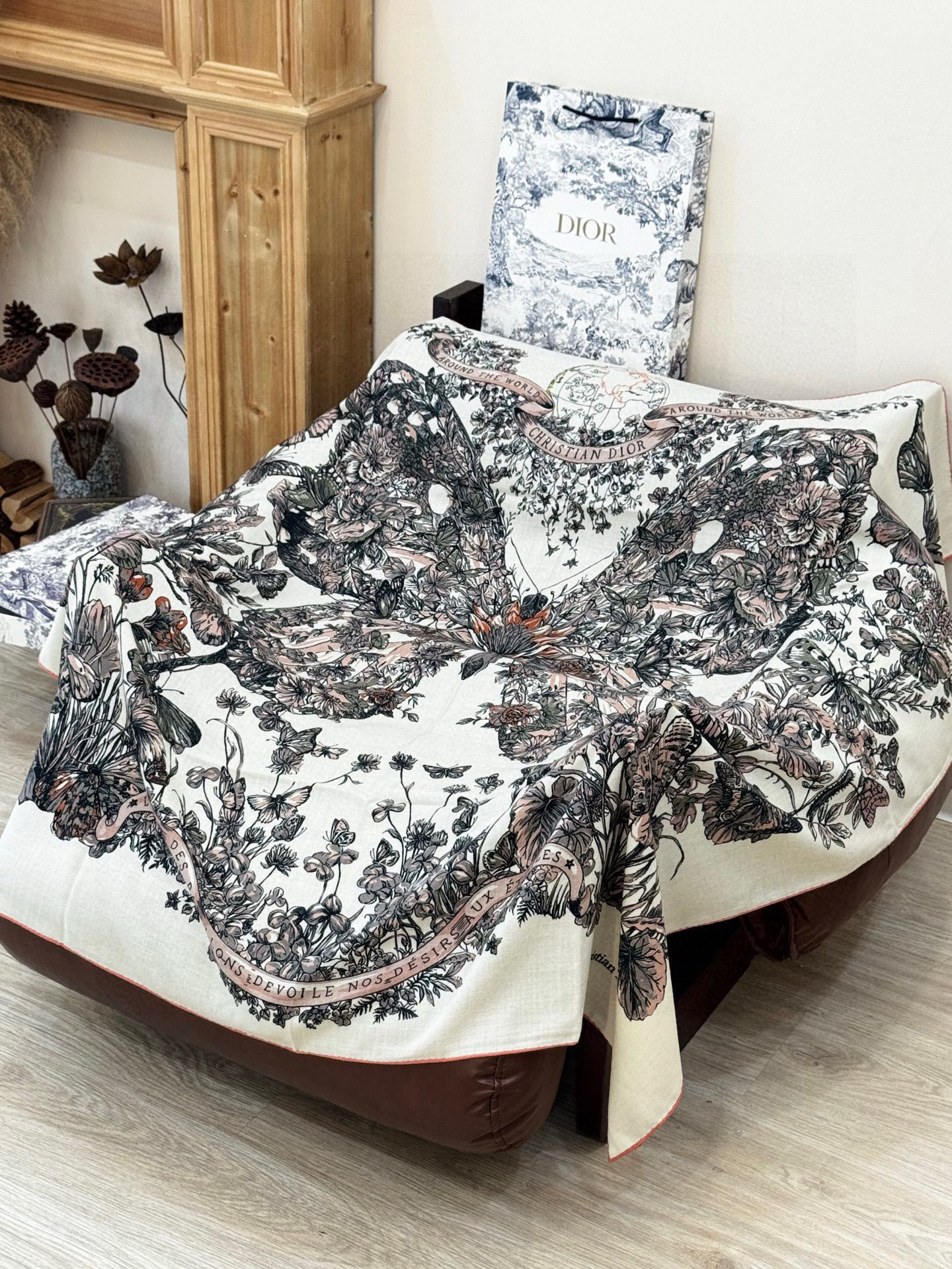 Dior 印花披肩【140顶级丝绒双面同色】Dior Camo PaPillon 图案这款披肩饰以 Di